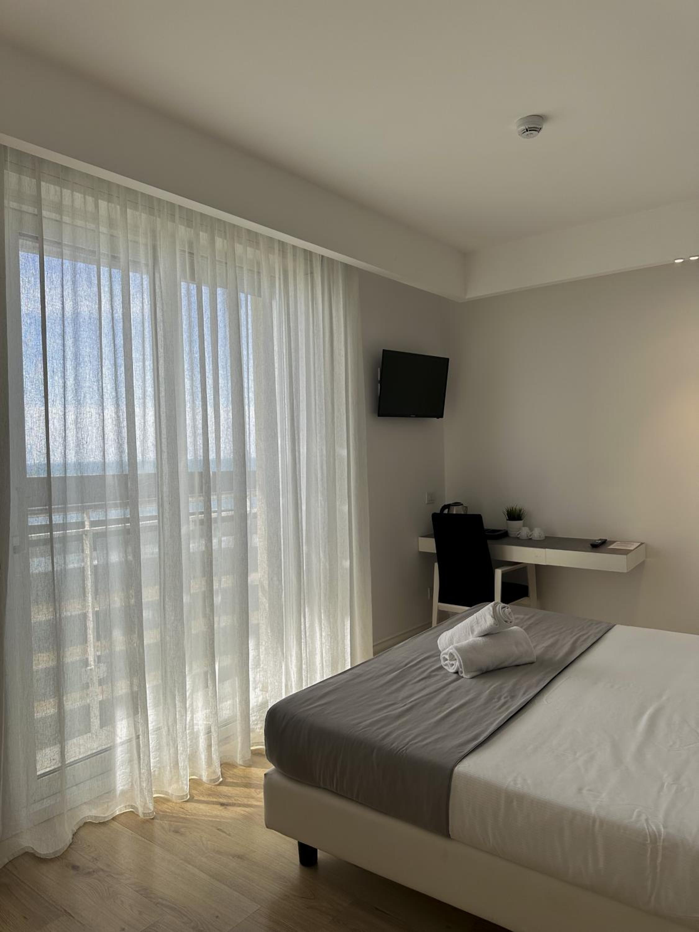 Double Room with Partial Sea View - Photo 1