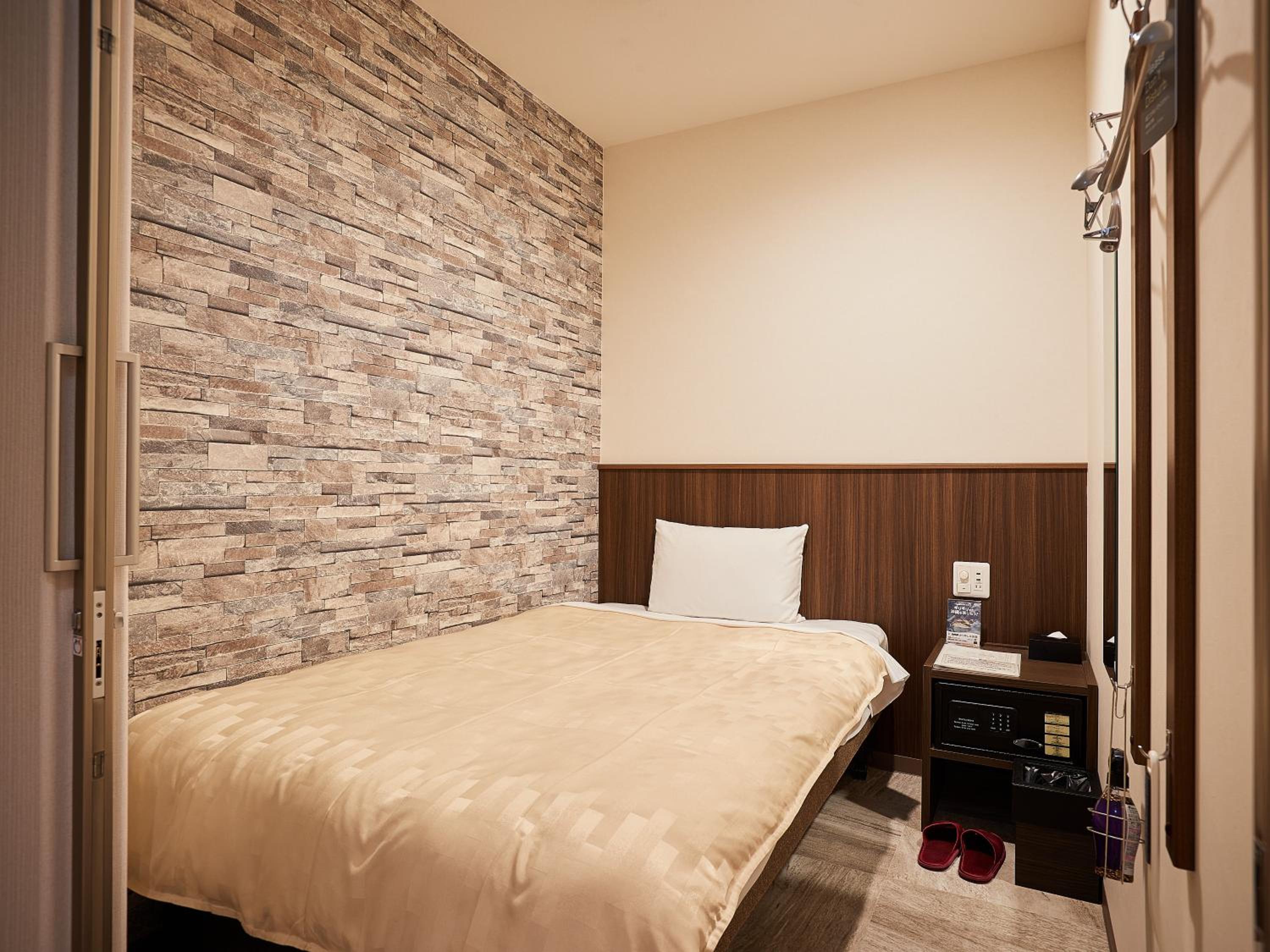 Wide Single Room with Shared Shower and Toilet (Male Only) photo 1