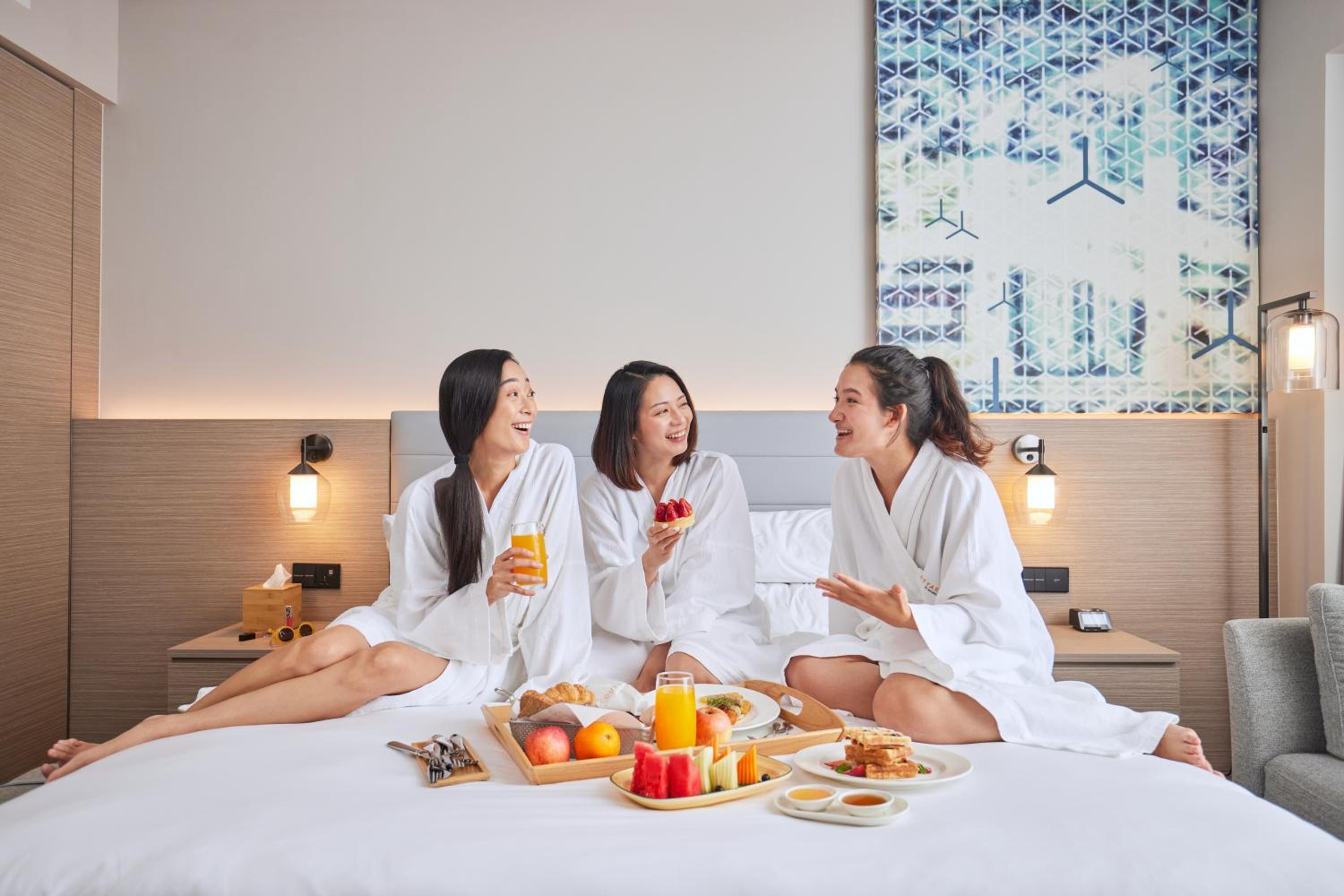 Deluxe Guest Room, 1 King, City View