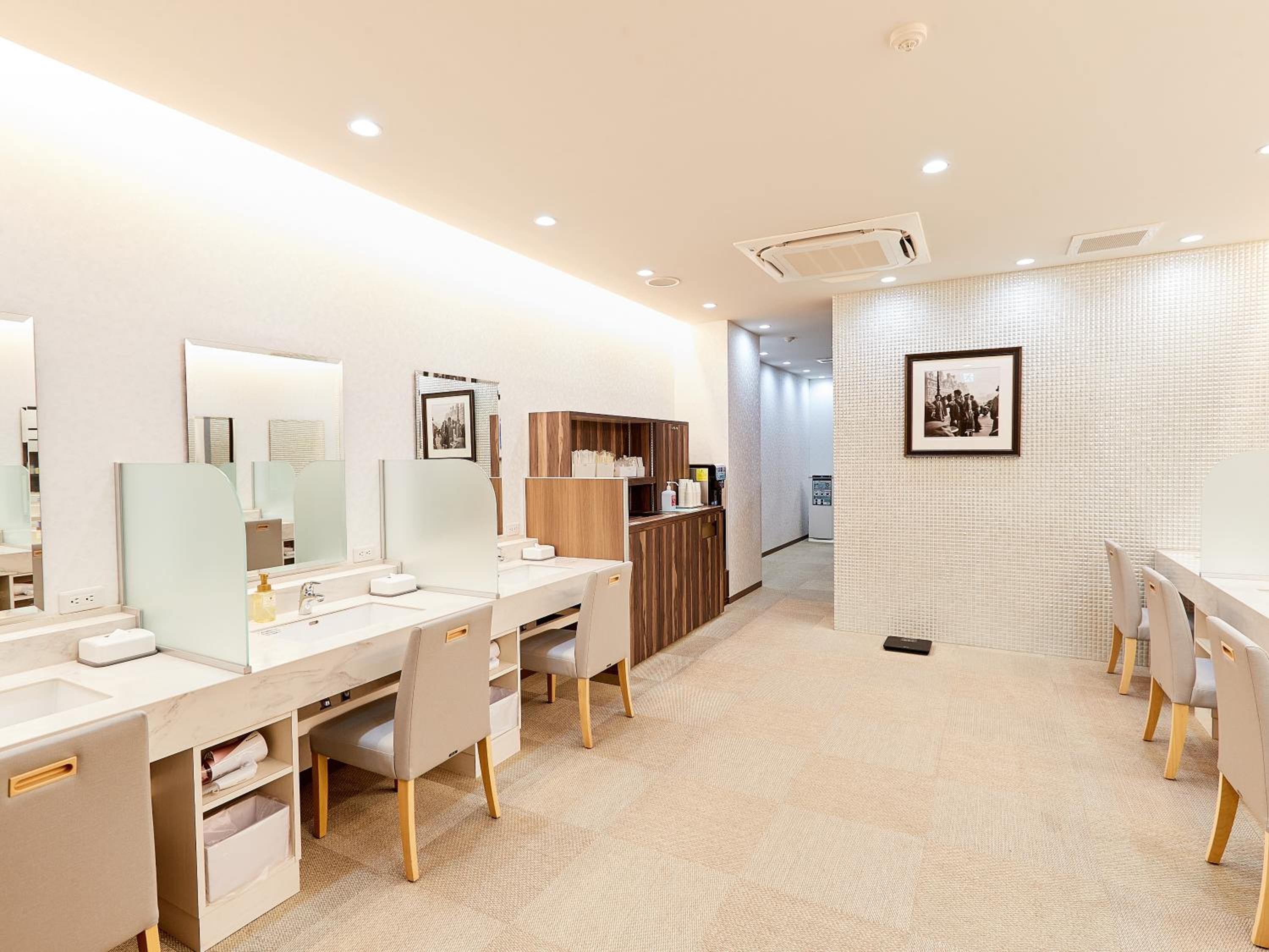 Single Room, Shared Shower And Toilet (Female Only) With One Free Drink photo 2