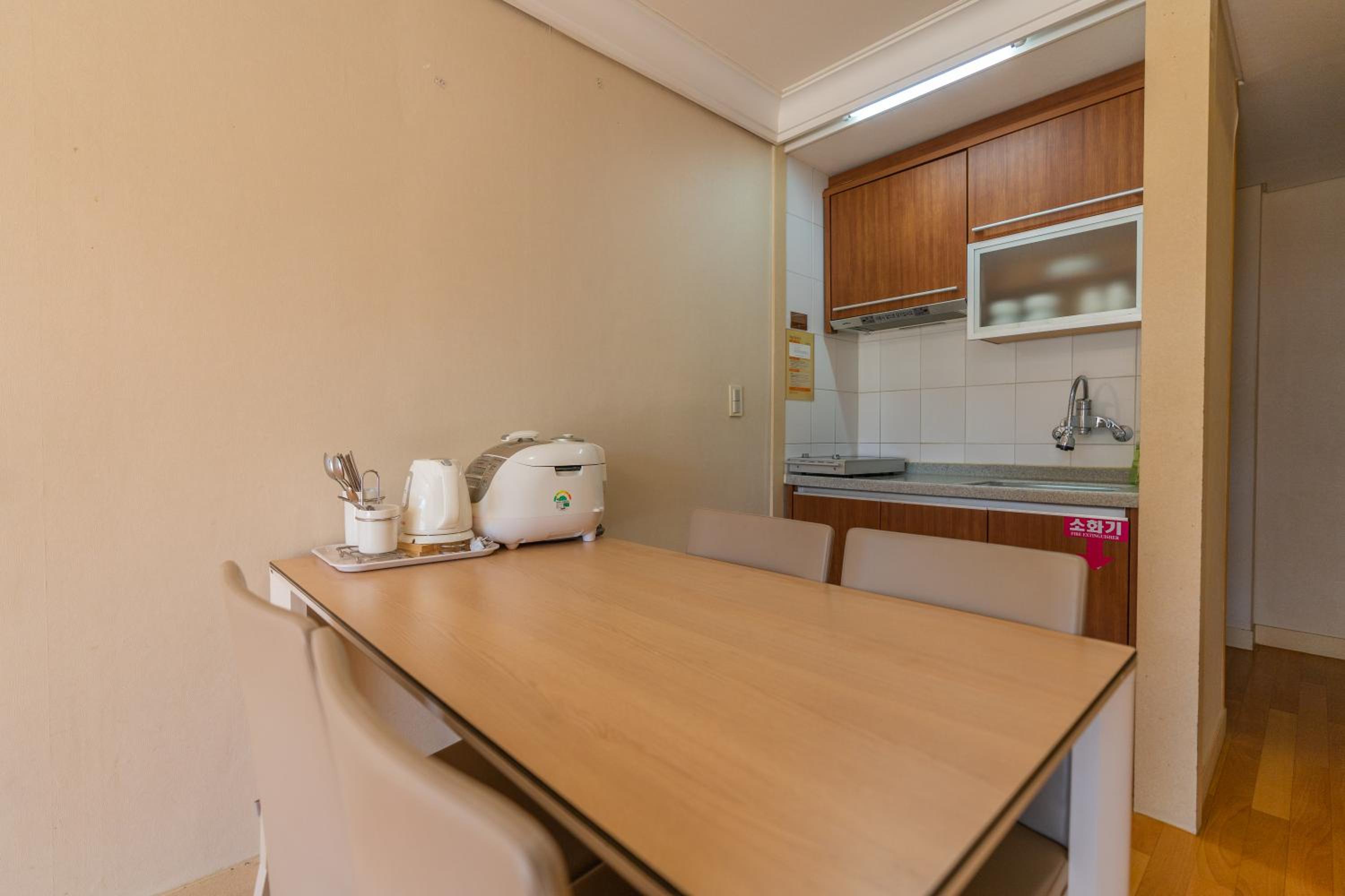 [WEST] Family(Kitchen/Standard/Ondol) - Photo 2