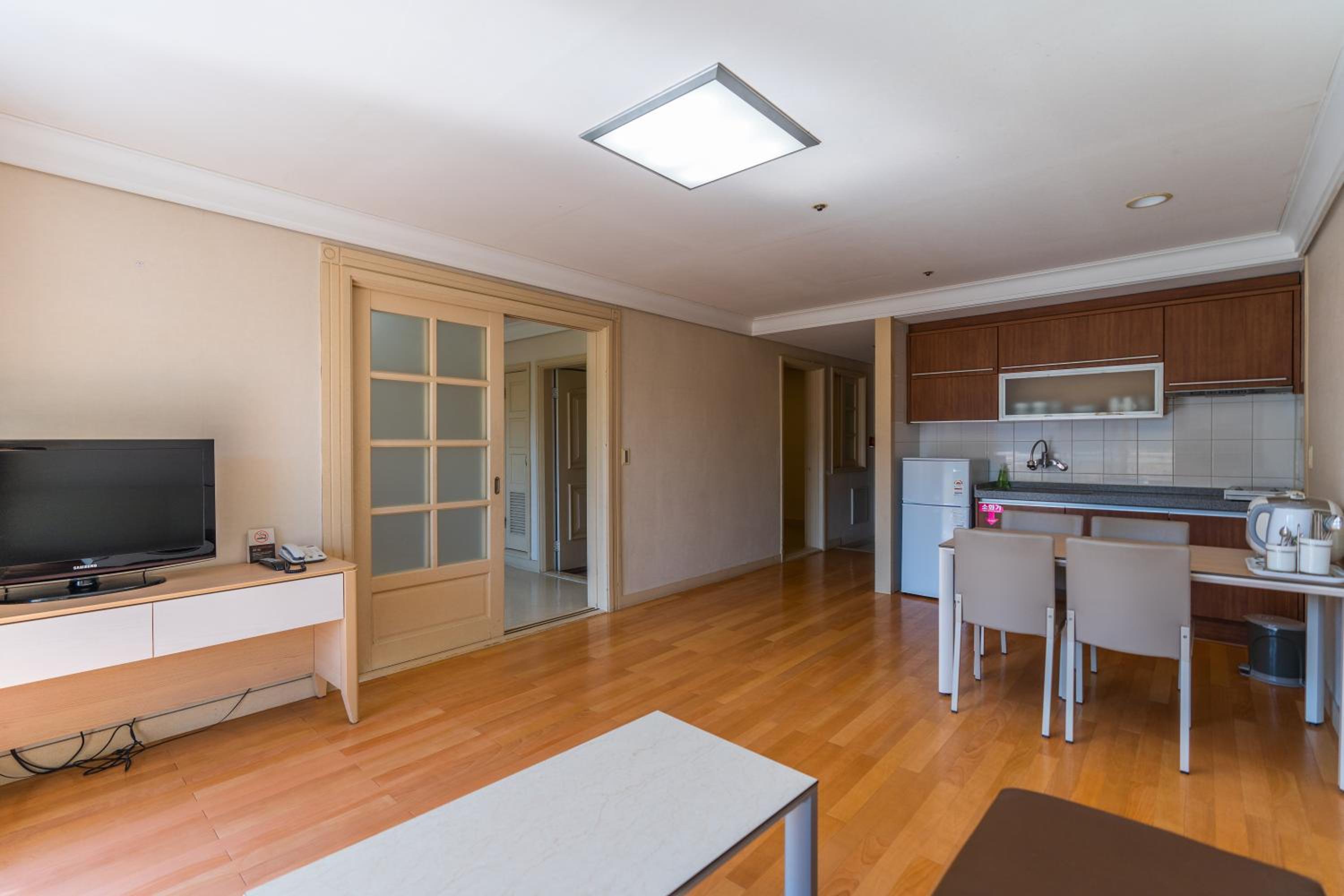 [WEST] Suite(Kitchen/Standard/Ondol) - Photo 2