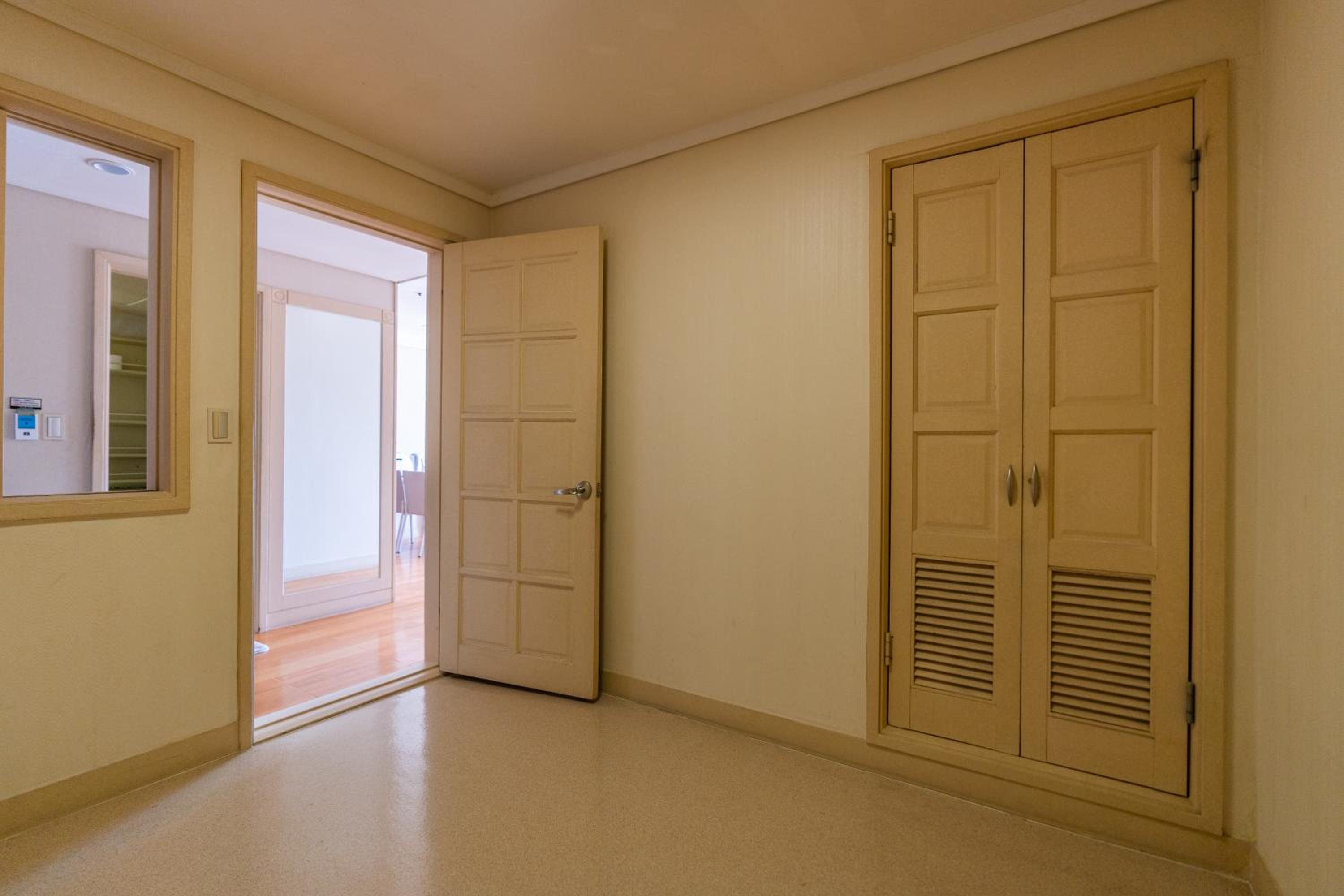 [WEST] Suite(Kitchen/Lake View/Bed) - Photo 4