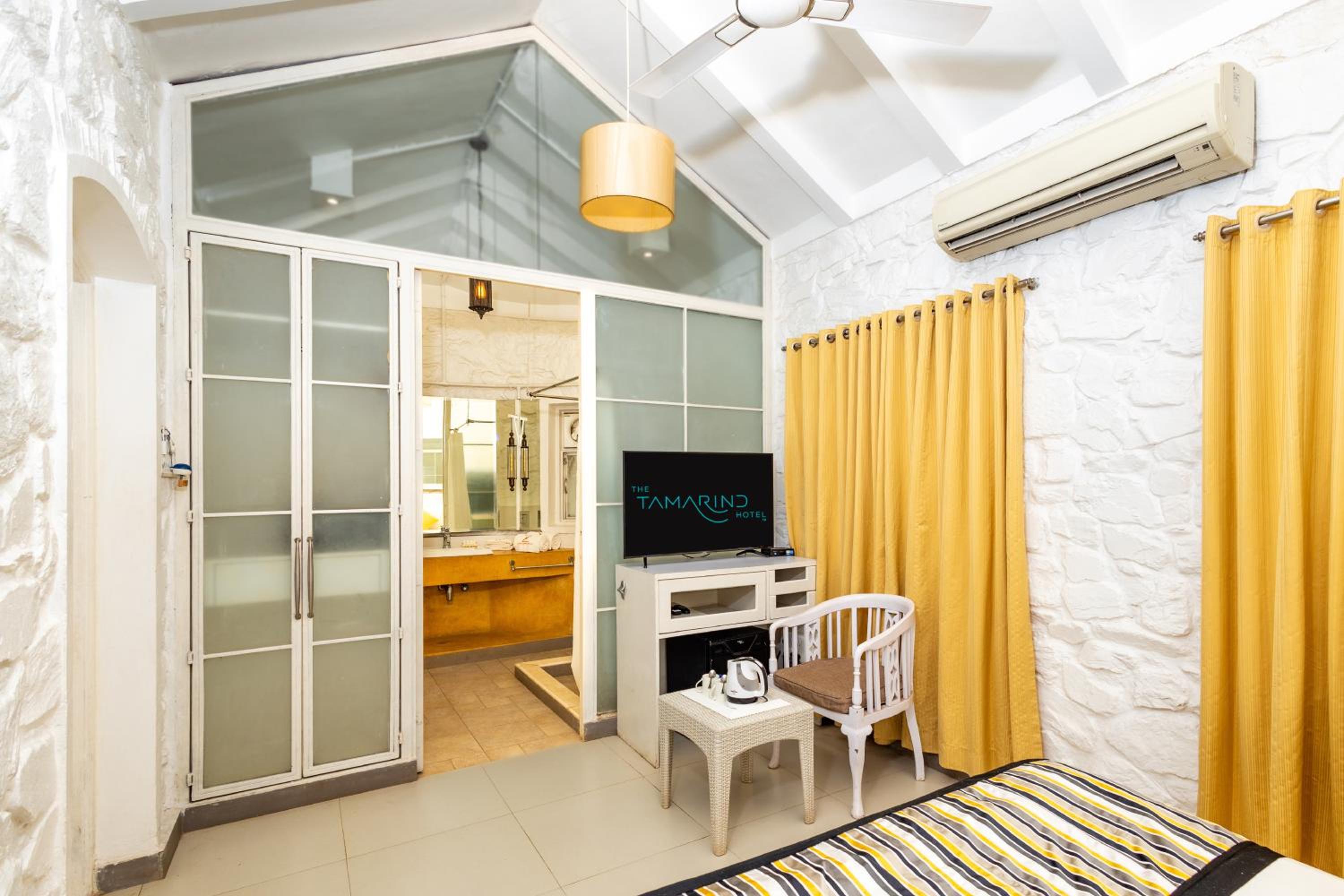 Deluxe Room with Pool View - Photo 3