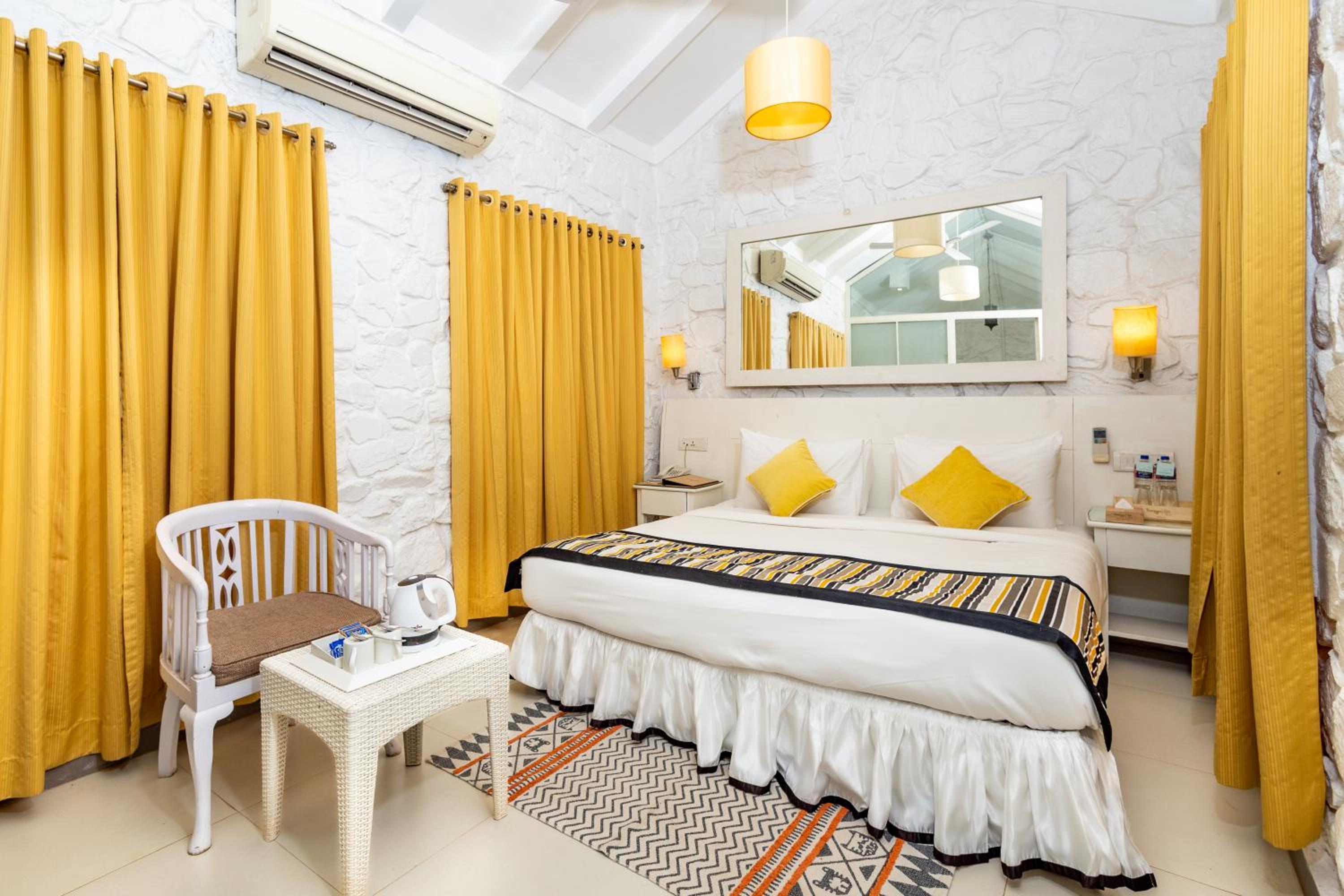 Deluxe Room with Pool View - Photo 18