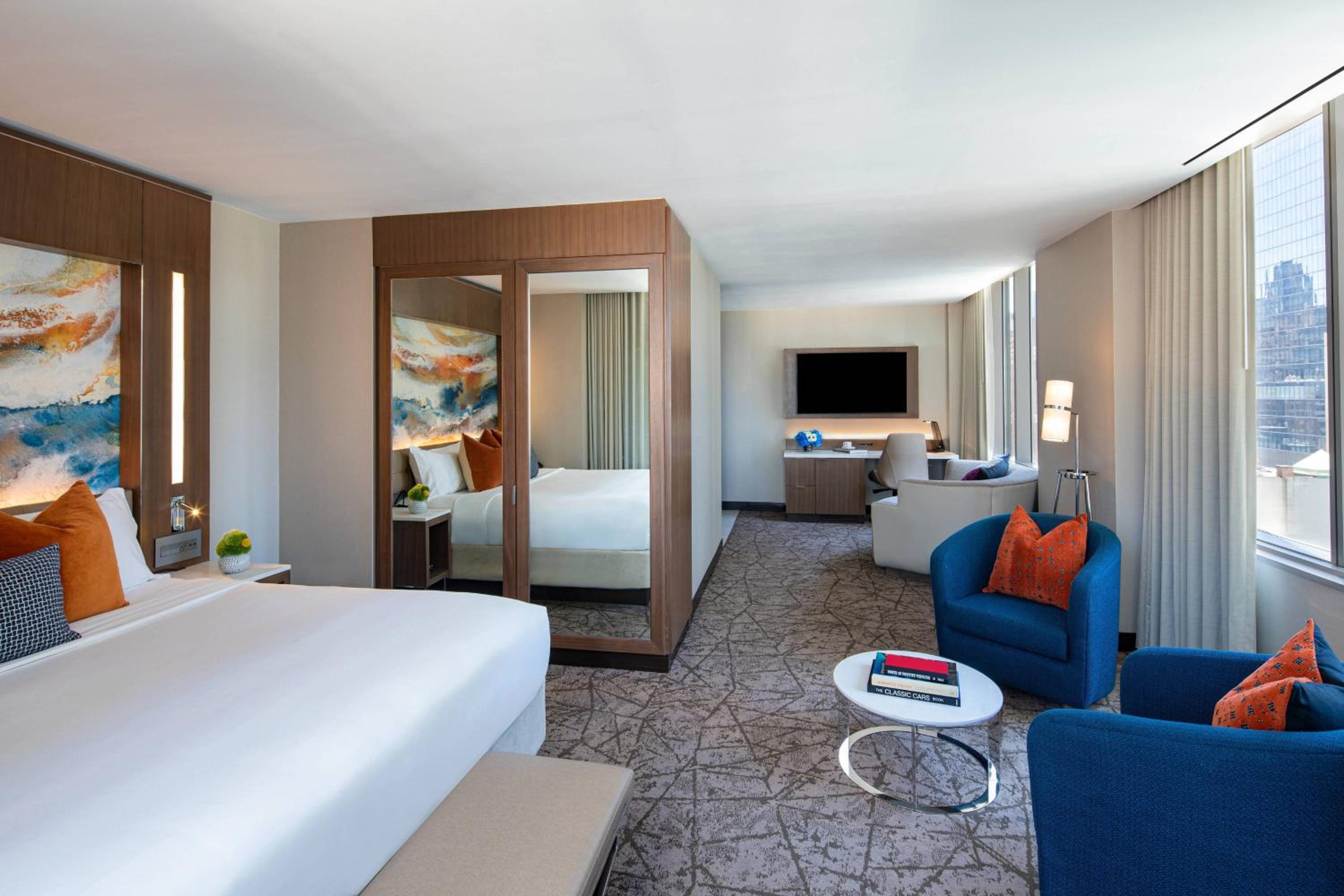 King Room with City View, Roll-In Shower and Sofa Bed - Mobility Access/Hearing Accessible
