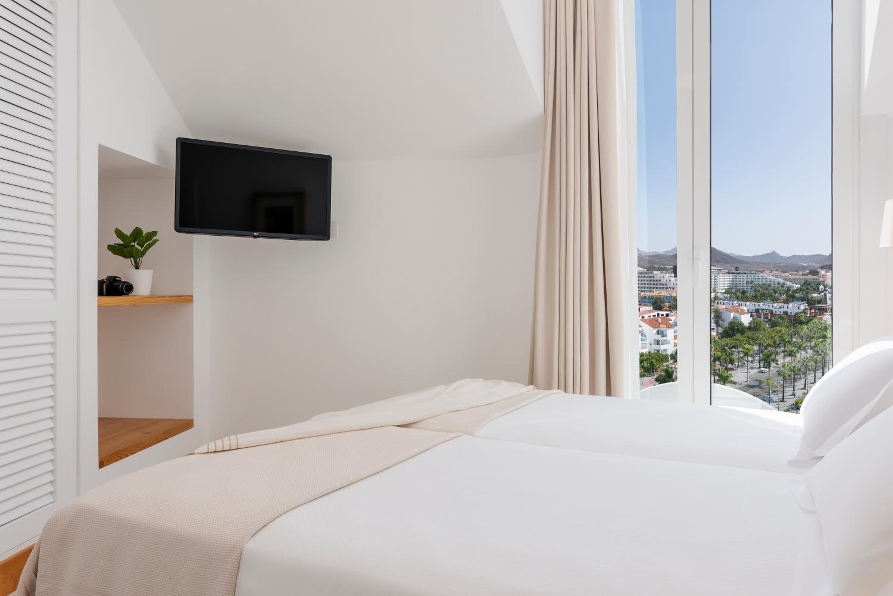Two-Bedroom Suite with Panoramic View photo 3