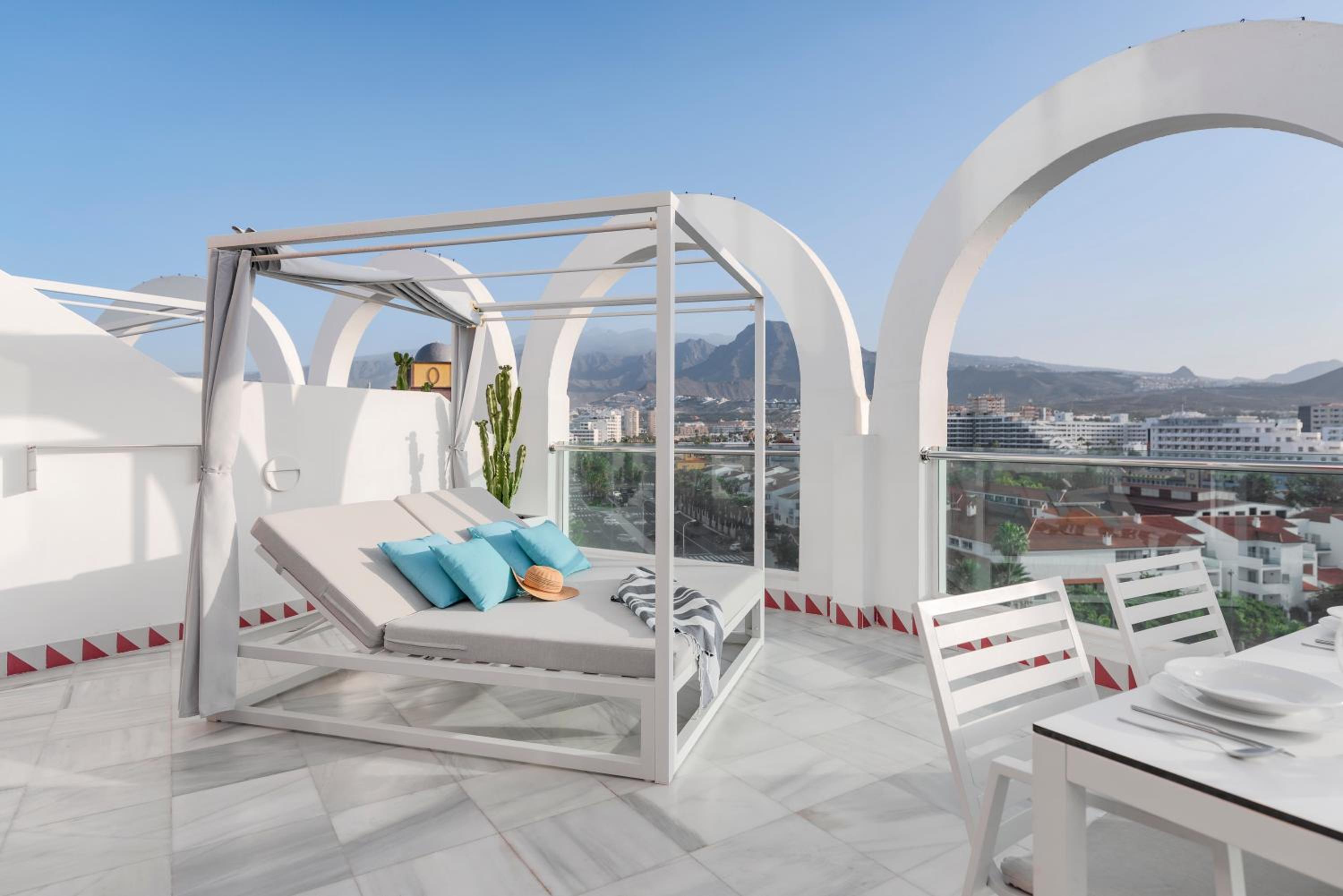 Two-Bedroom Suite with Panoramic View photo 2