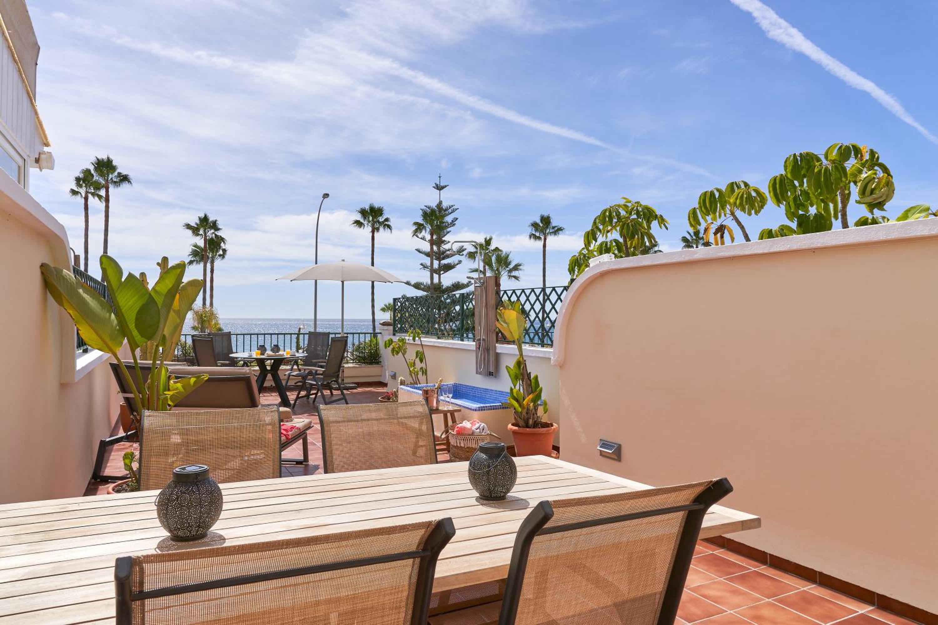 Two-Bedroom Deluxe Apartment with Ocean View photo 2