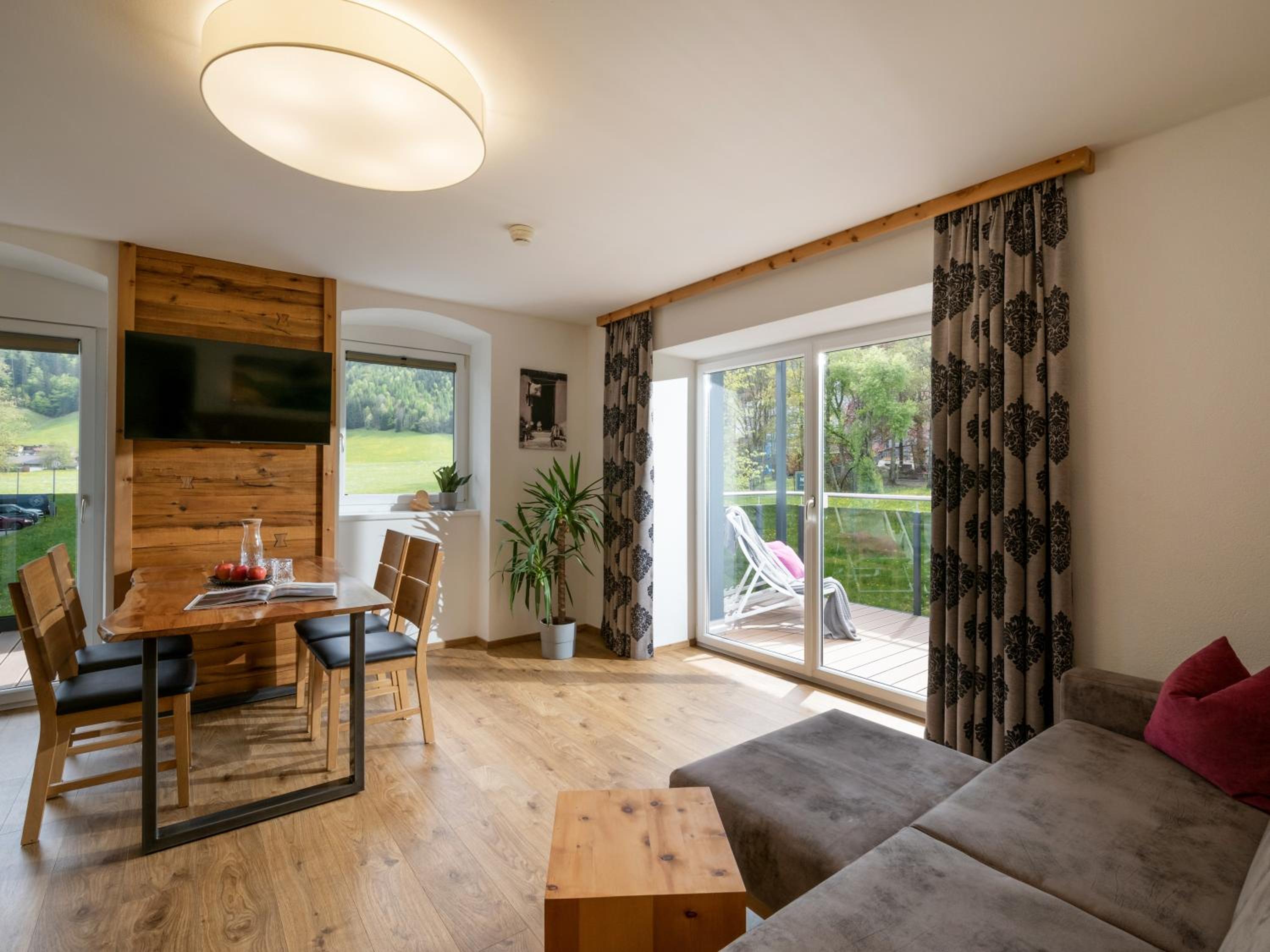  Apartment im 1. Stock mit zwei Balkonen See- und Bergblick photo 2