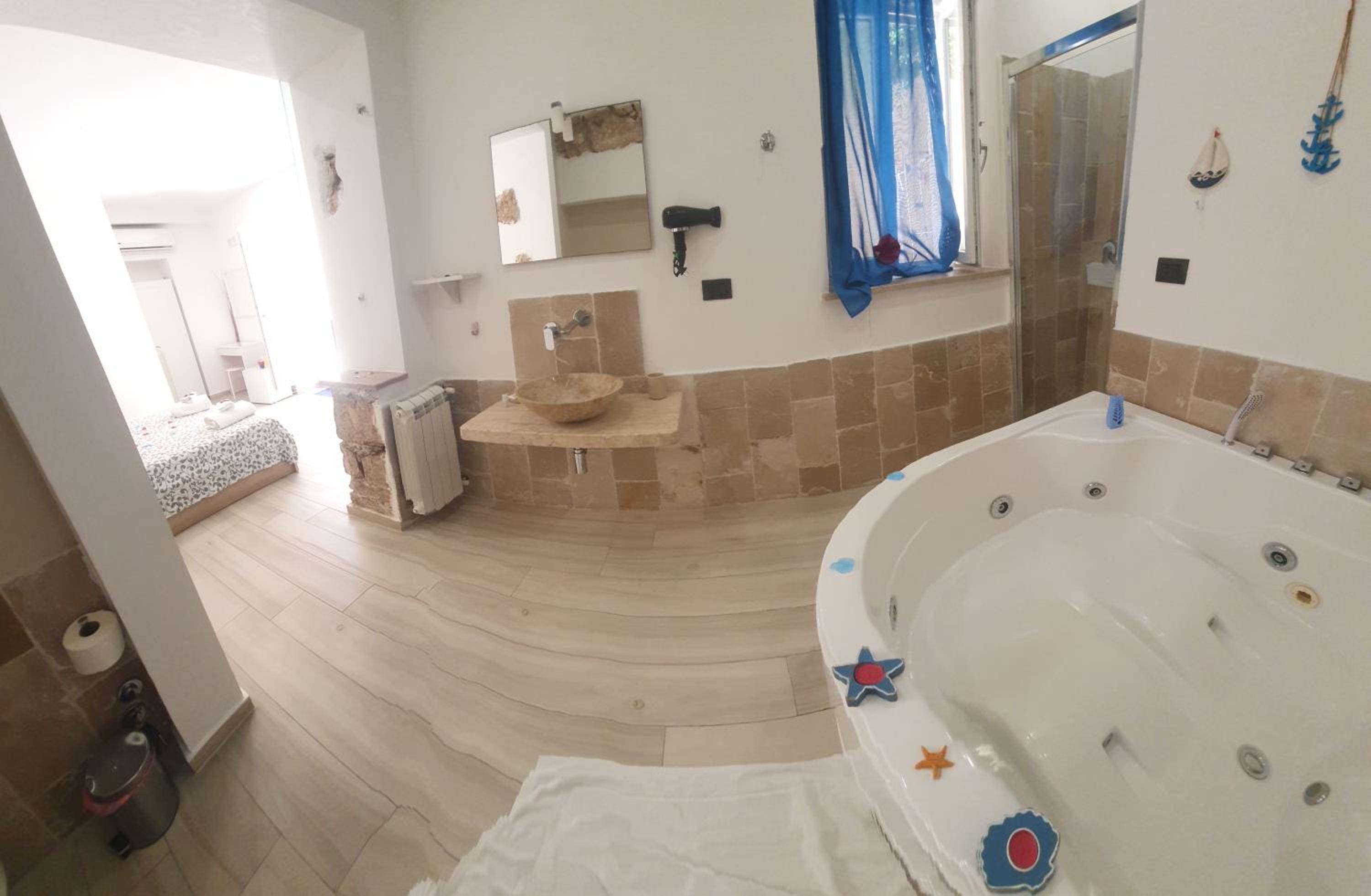 Suite with Spa Bath - Photo 12