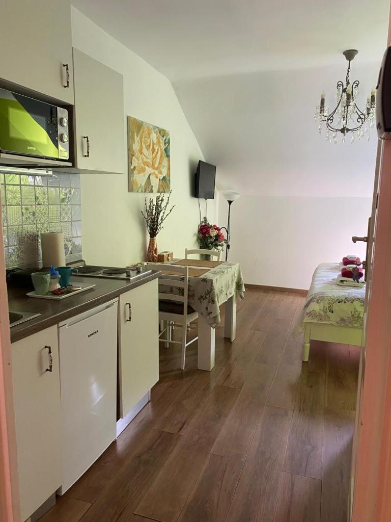 Studio Apartment - Photo 1