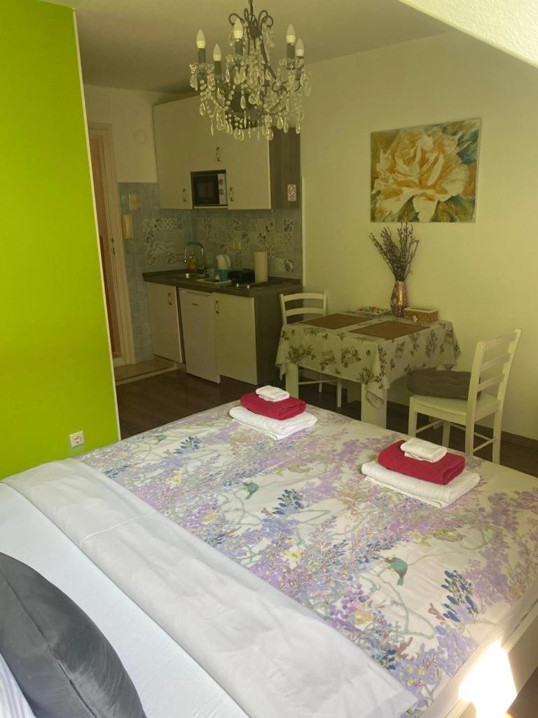 Studio Apartment - Photo 17