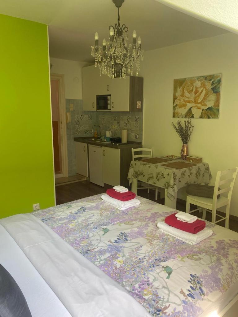 Studio Apartment - Photo 16