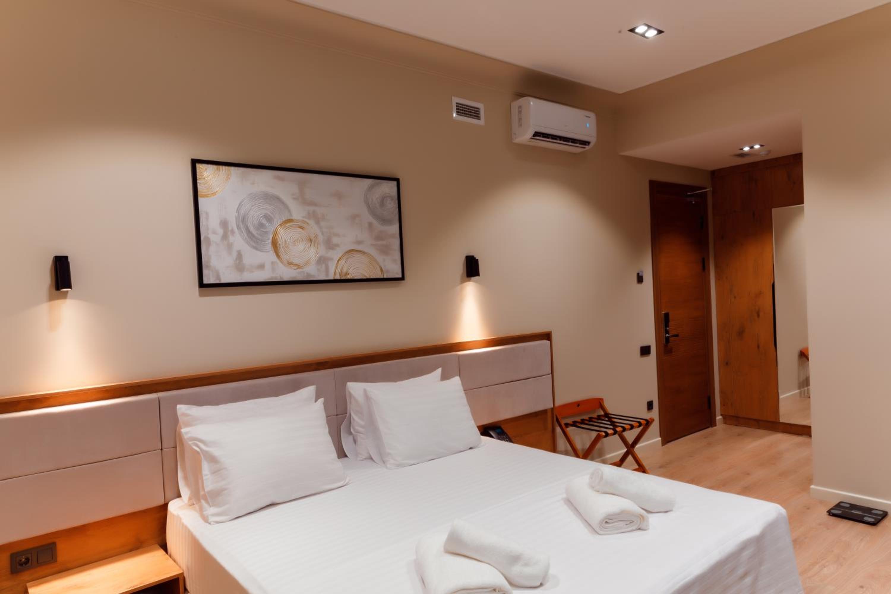 Deluxe Double Room with Balcony photo 2