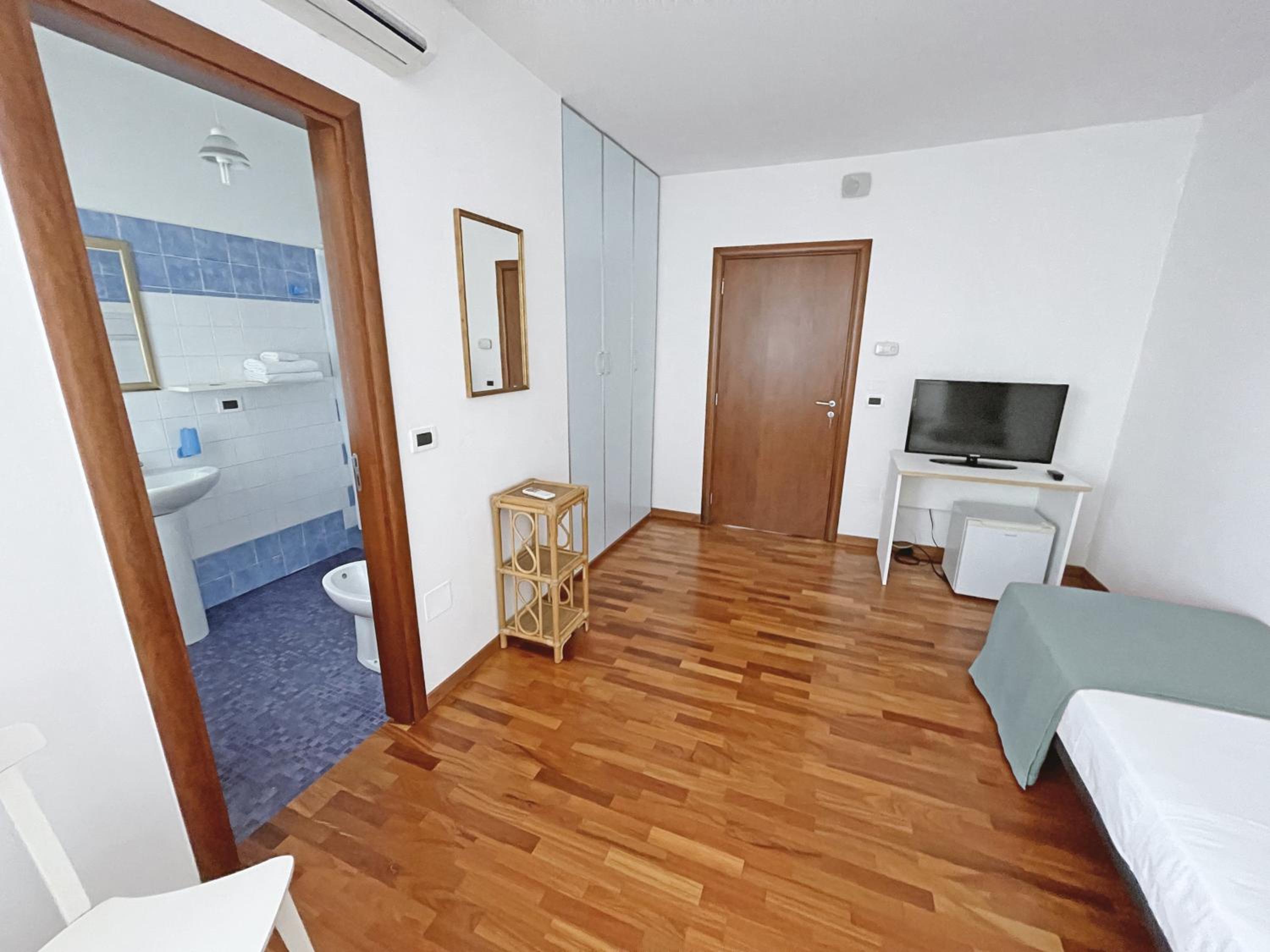 Triple Room with Private Bathroom photo 3
