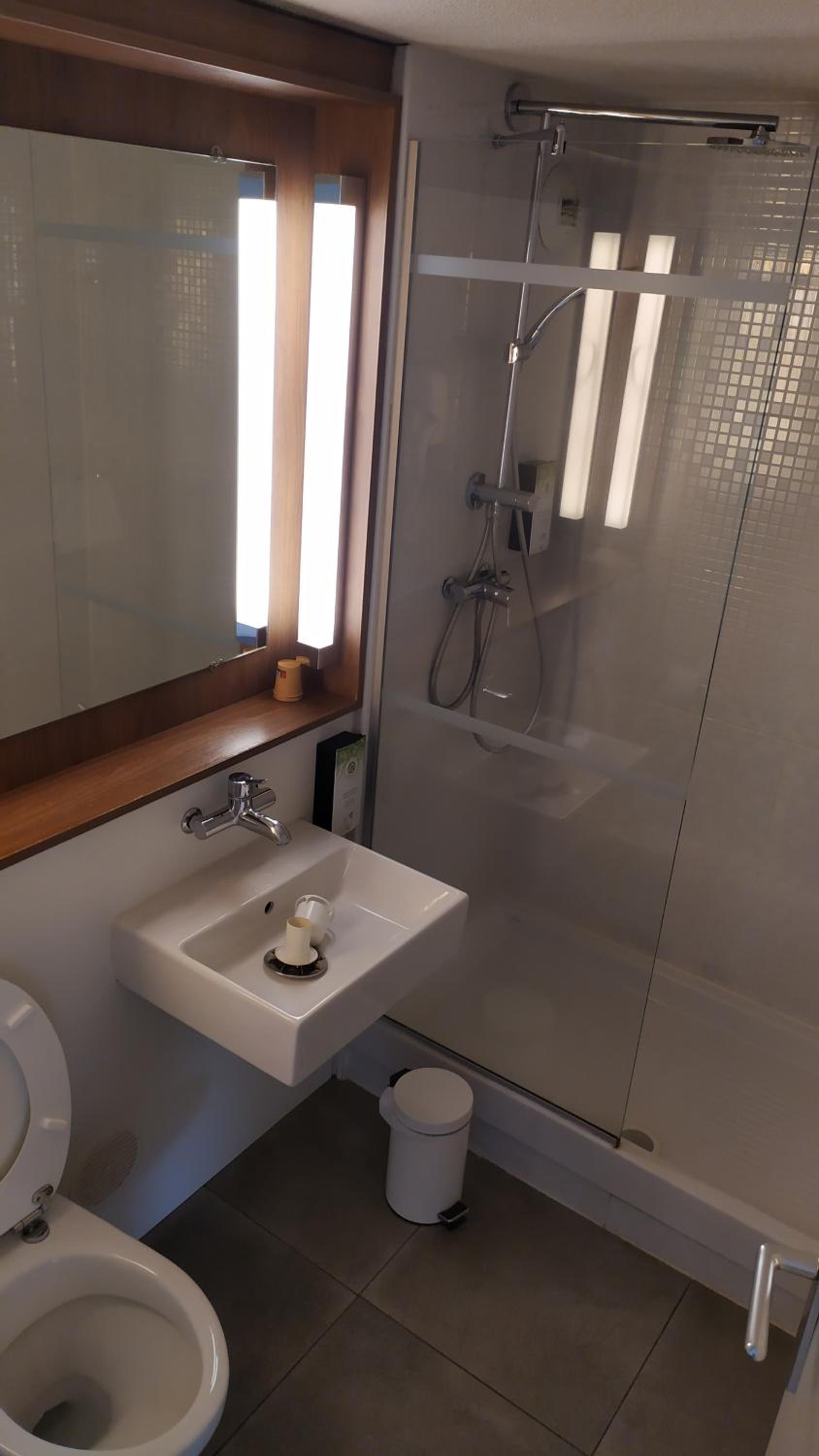 Standard Double Room - Photo 5