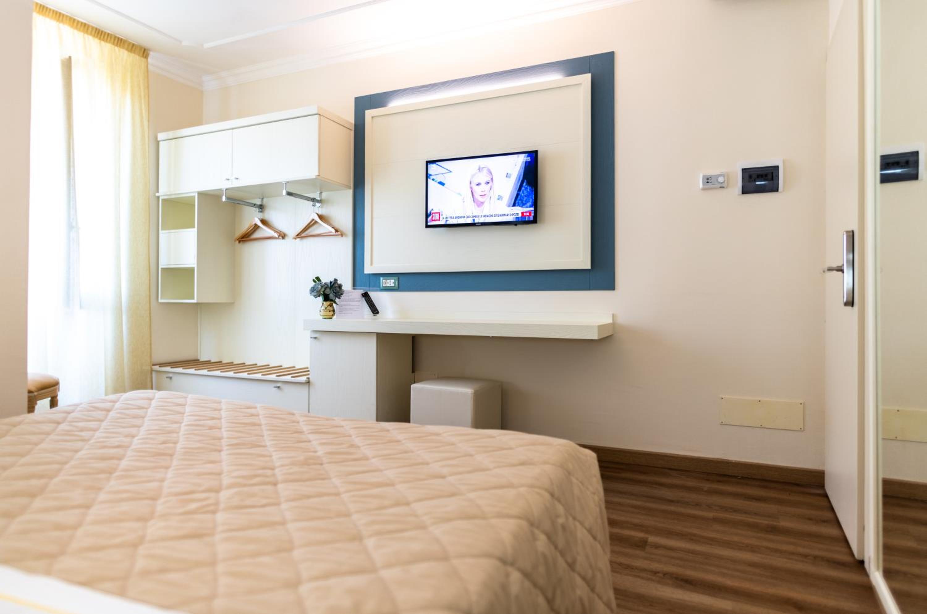 Double Room - Photo 8