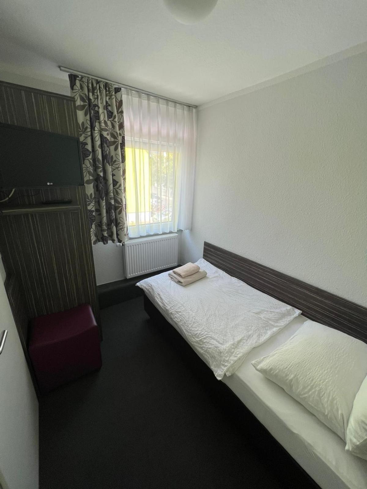 Single Room with Private Bathroom photo 1