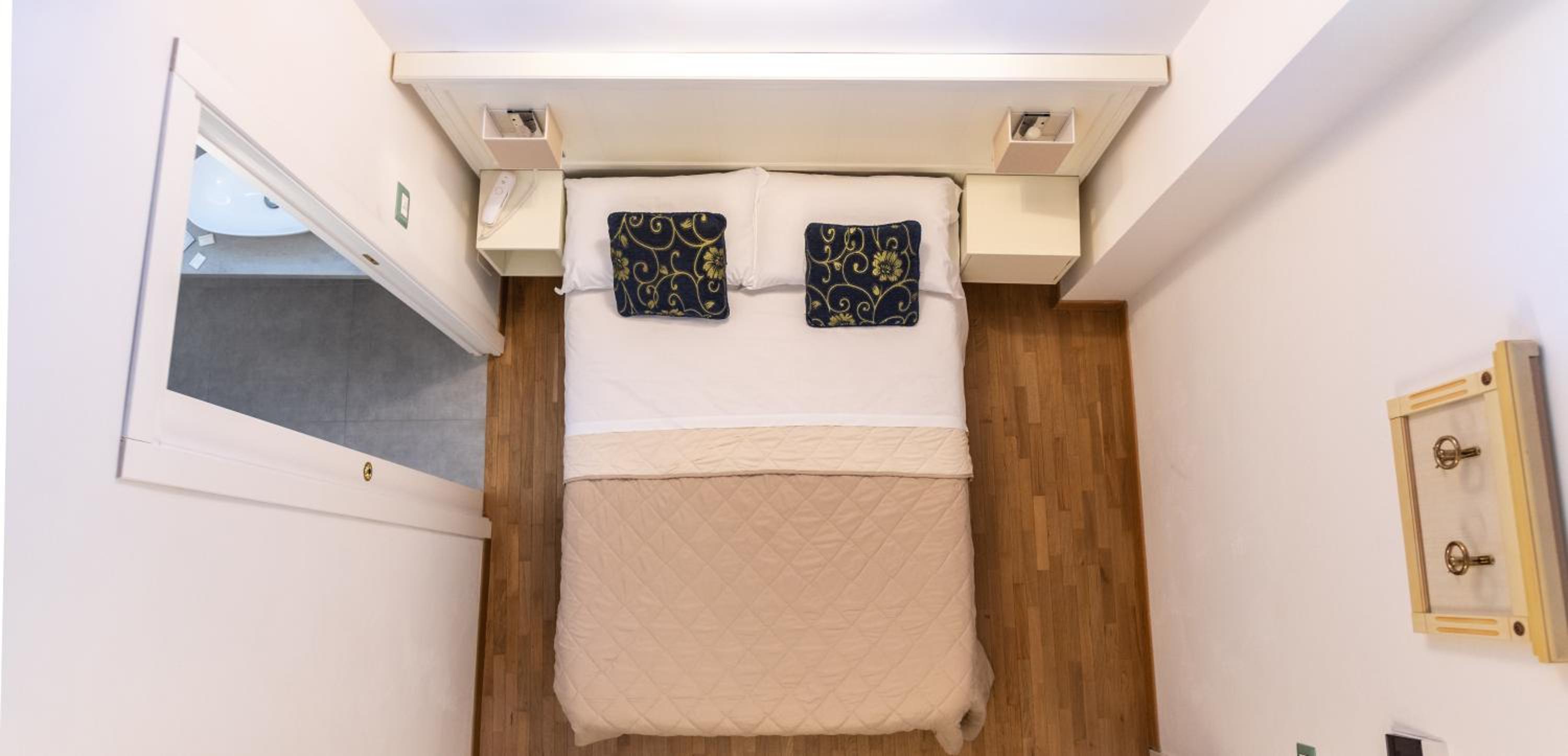 Queen Room (1 Adult)