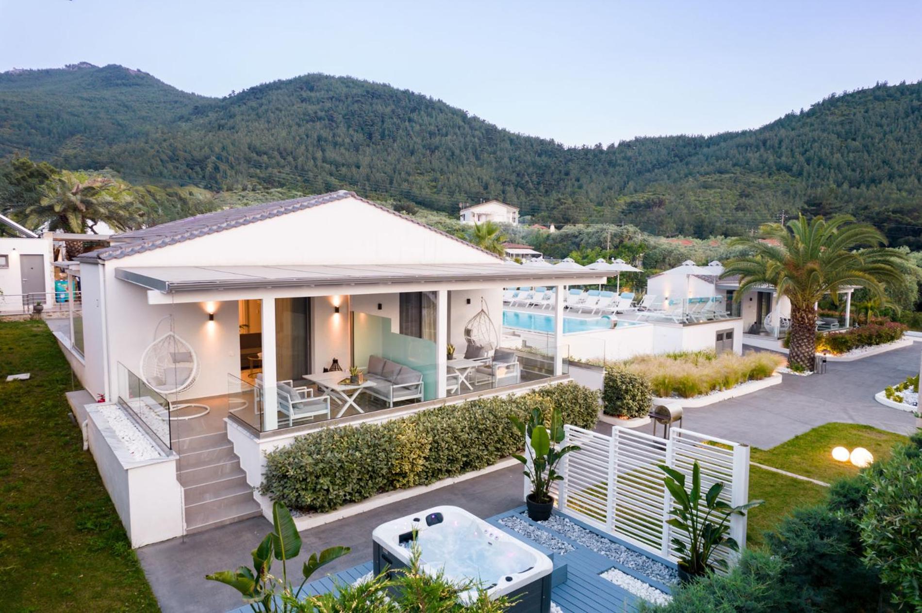 Junior Suite with Pool View photo 2