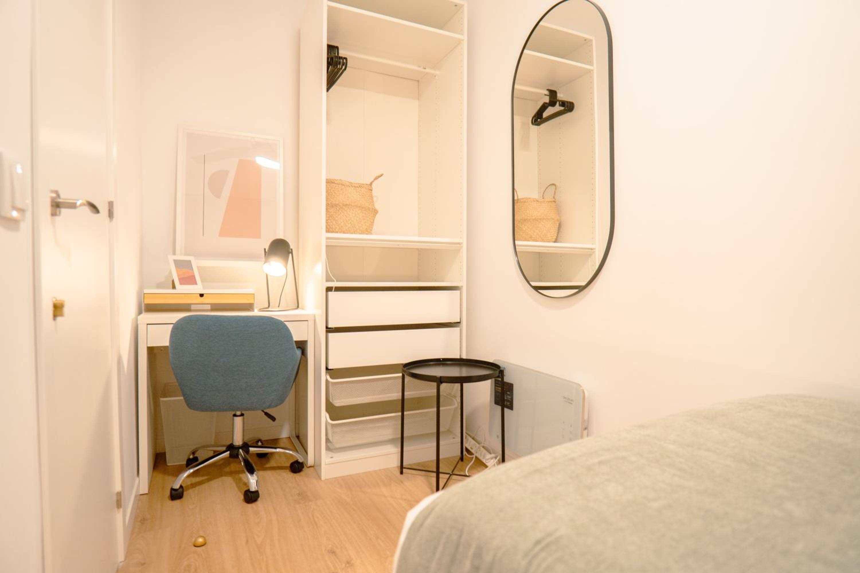 Habitación individual con baño compartido