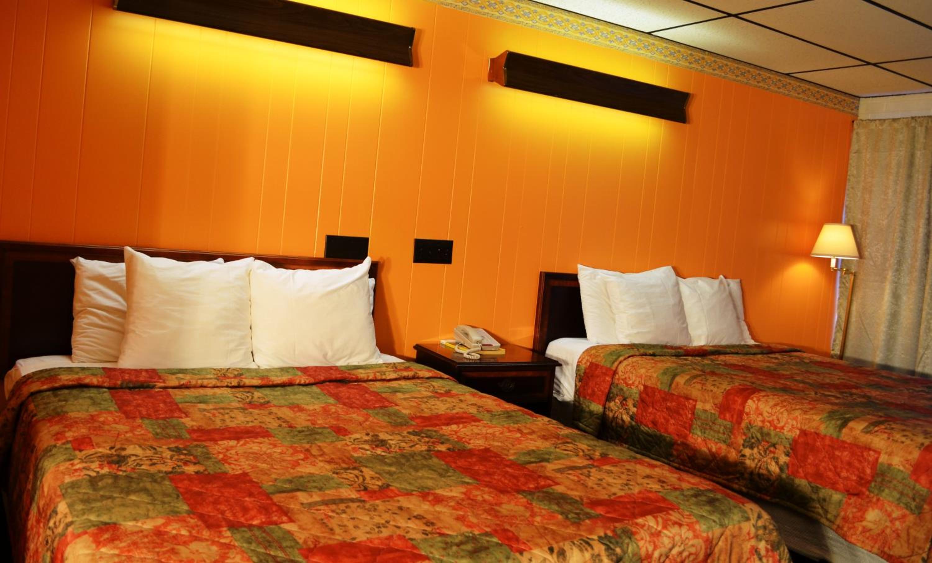 Deluxe Queen Room with Two Queen Beds - Non-Smoking photo 3