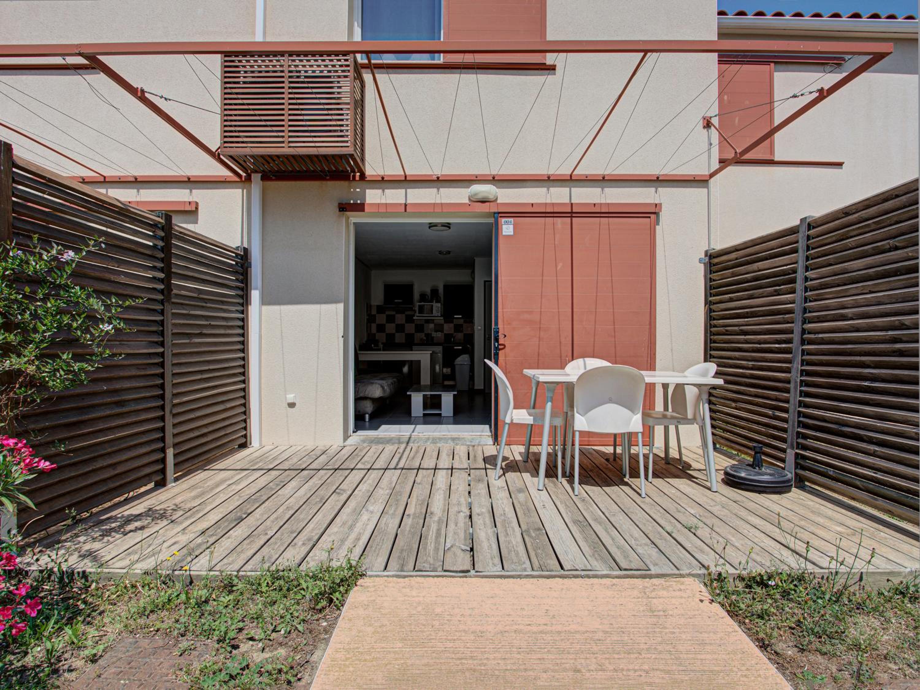Two-Bedroom House - 6 Adults with Air-Conditioning photo 2