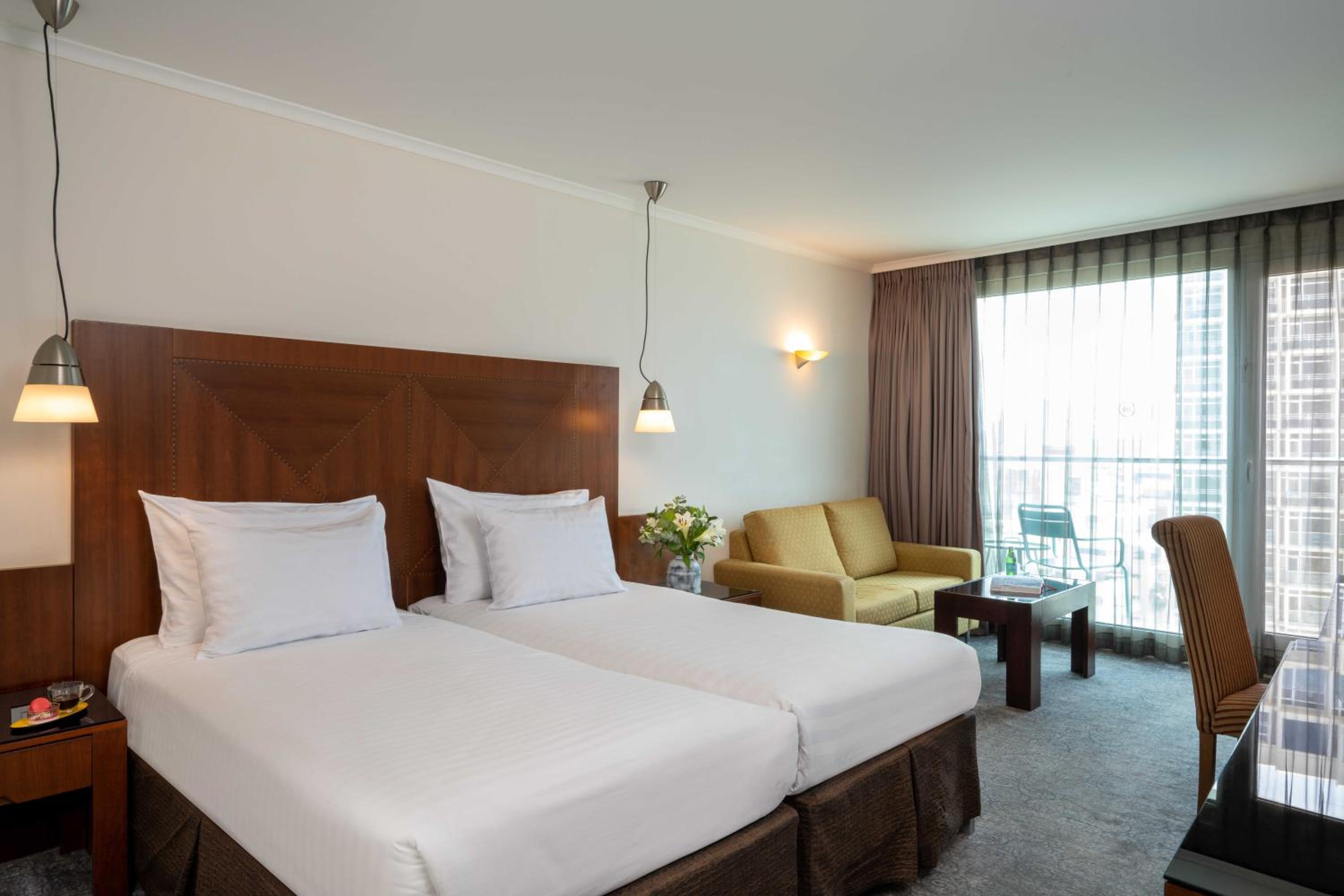 Deluxe King Room with Sea View - Photo 4