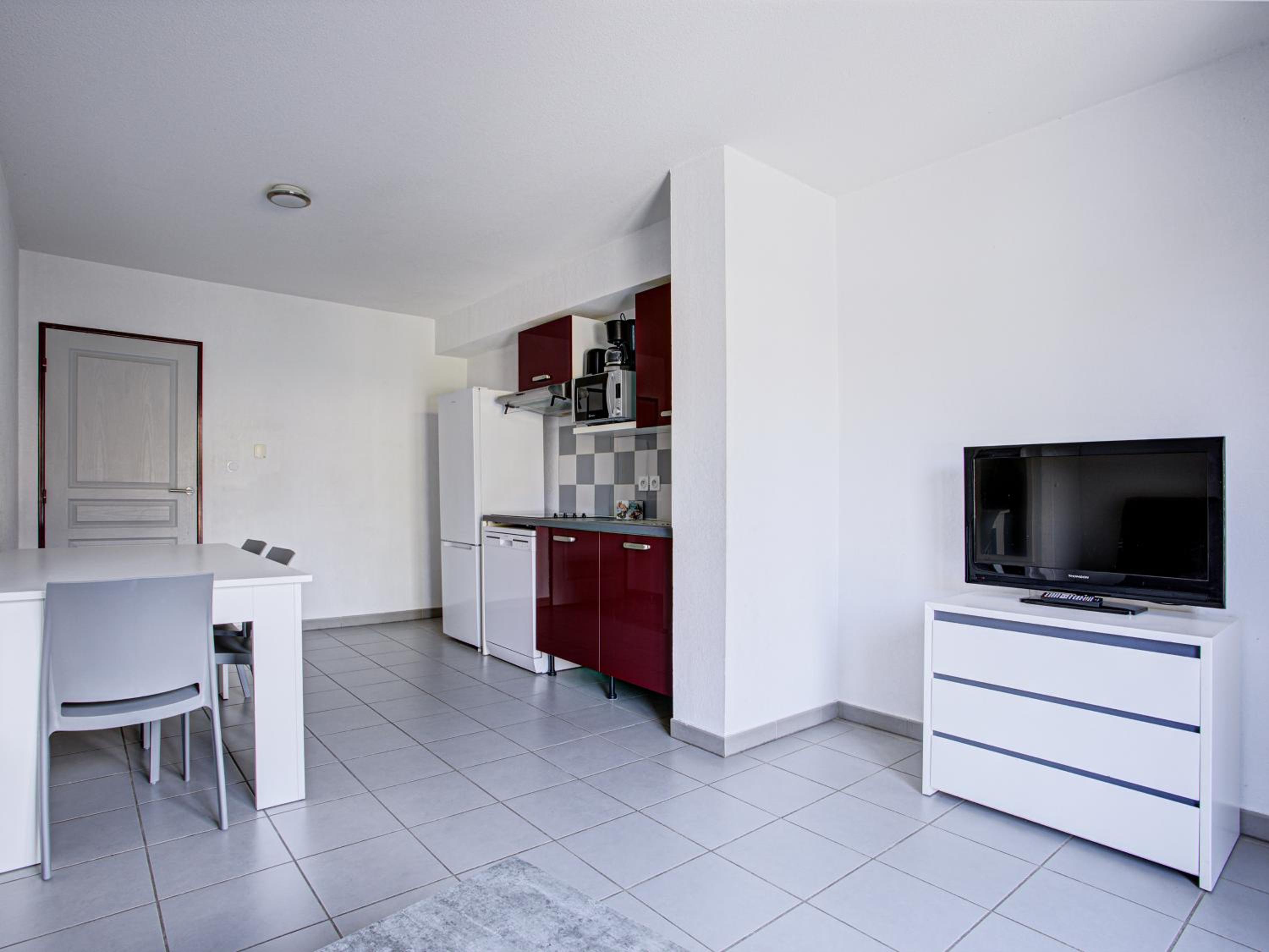 One-Bedroom House - 8 Adults with Air-Conditioning photo 3