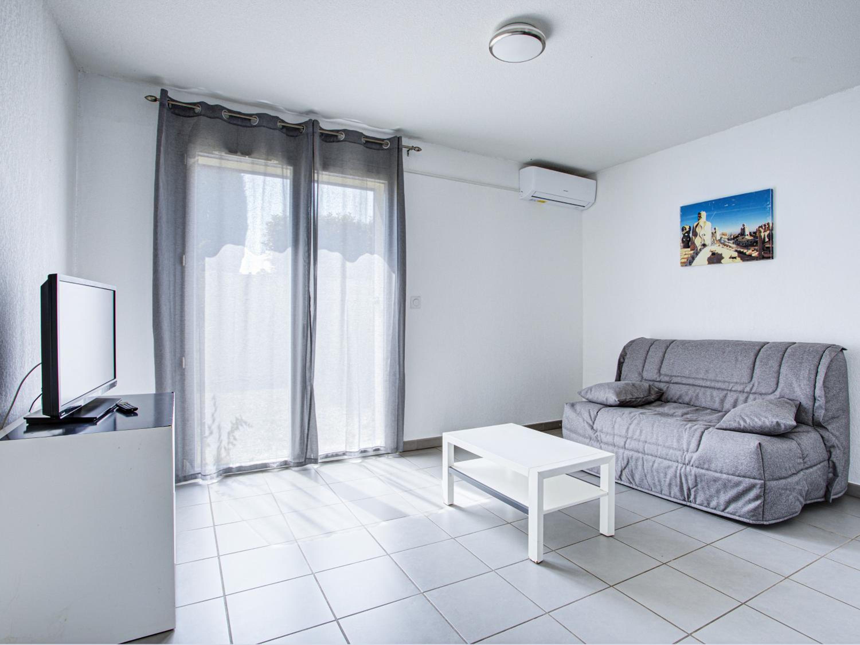 One-Bedroom House - 6 Adults with Air-Conditioning photo 3