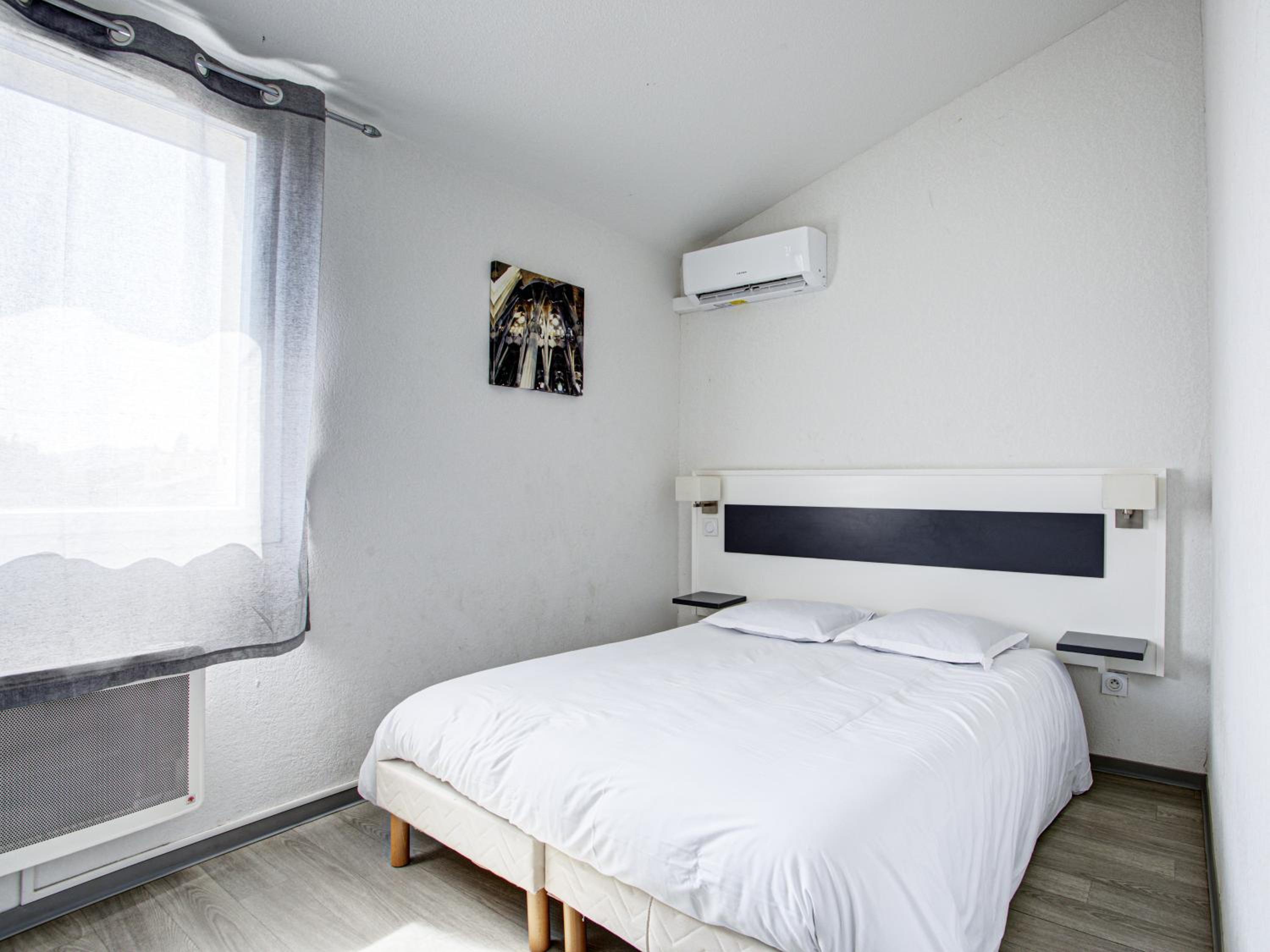 One-Bedroom House - 6 Adults with Air-Conditioning photo 2