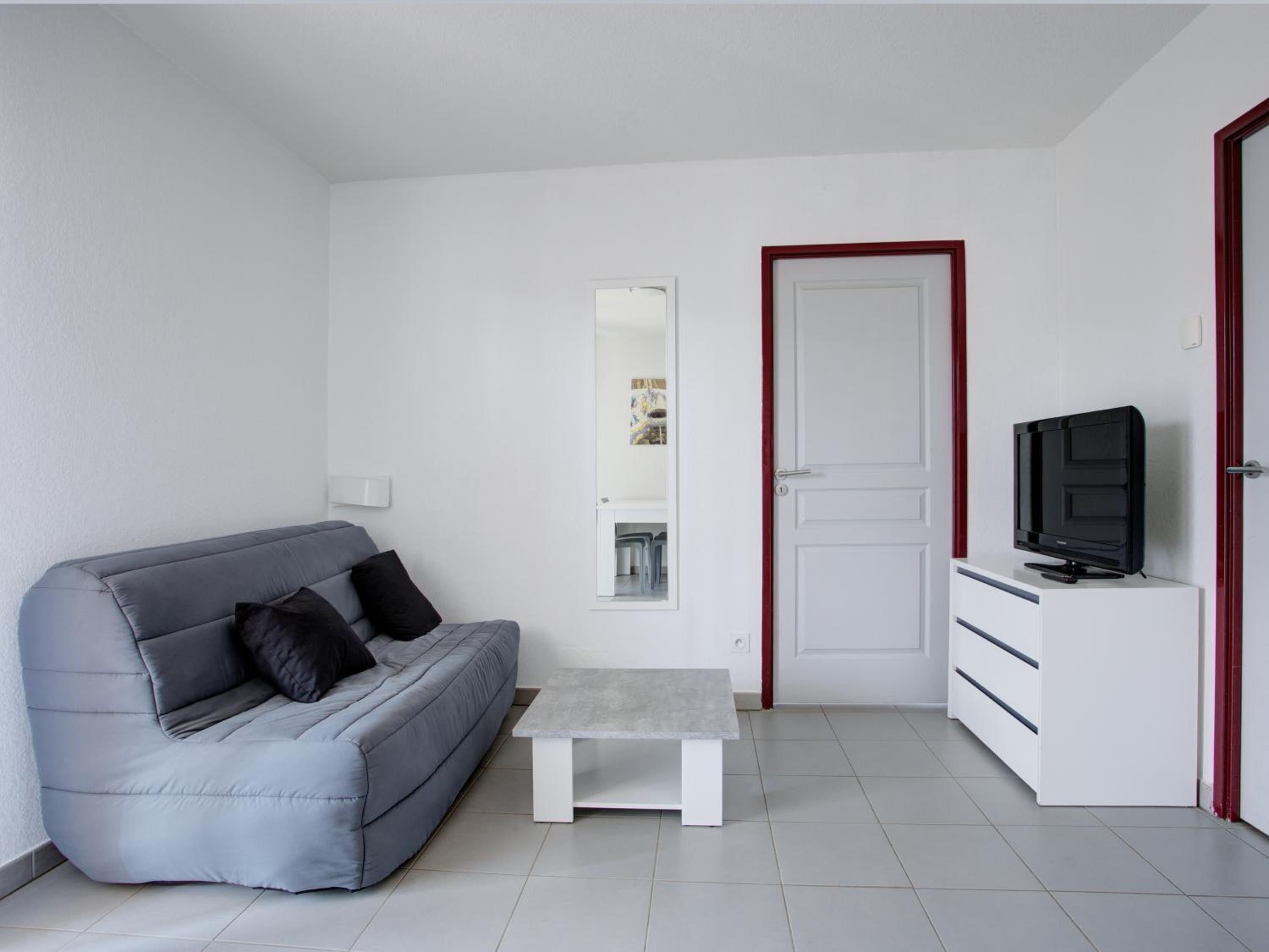 One-Bedroom Apartment - 6 Adults with Air-Conditioning photo 1