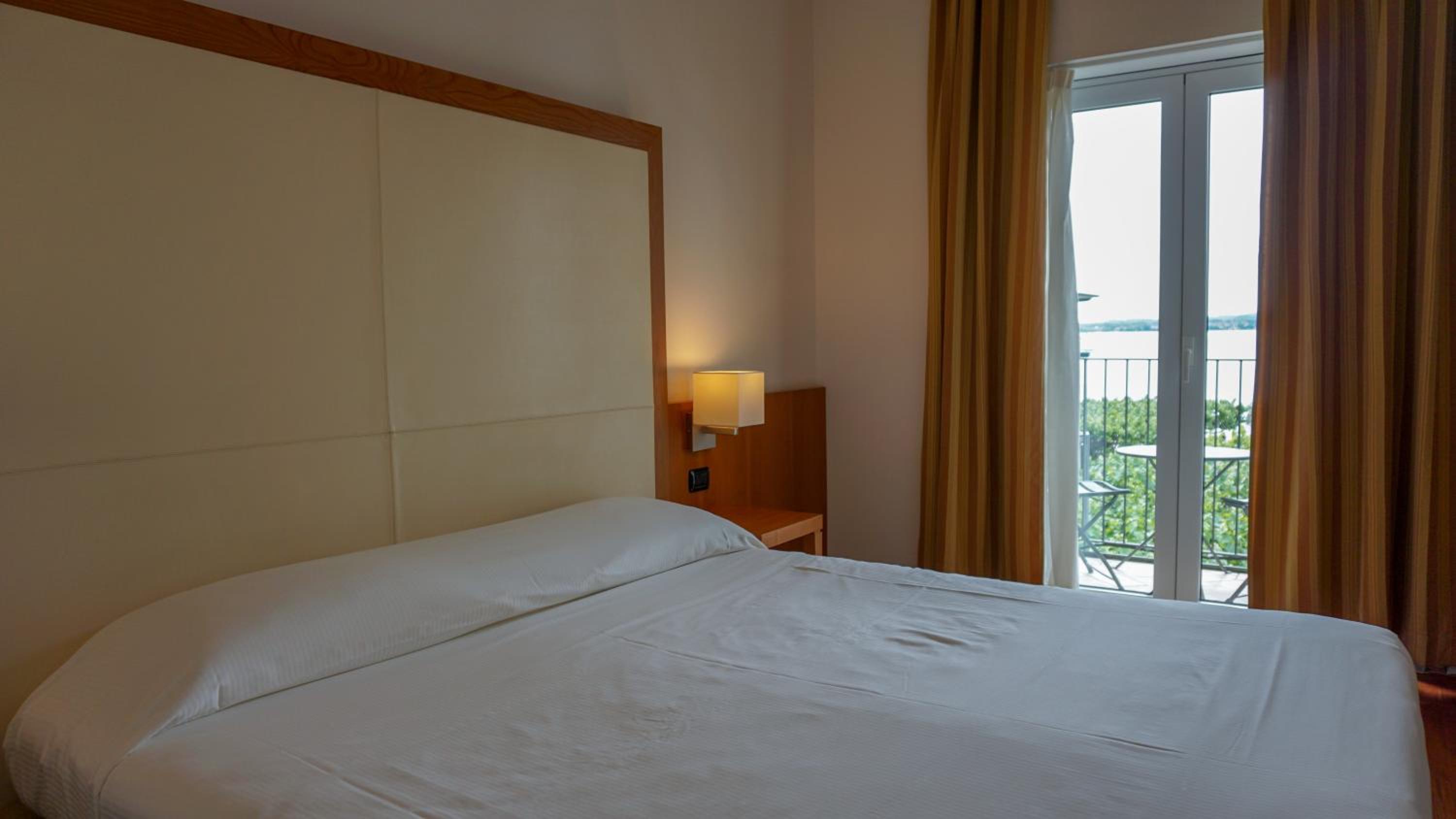 Comfort Double or Twin Room with Balcony and Partial Lake View - Photo 6