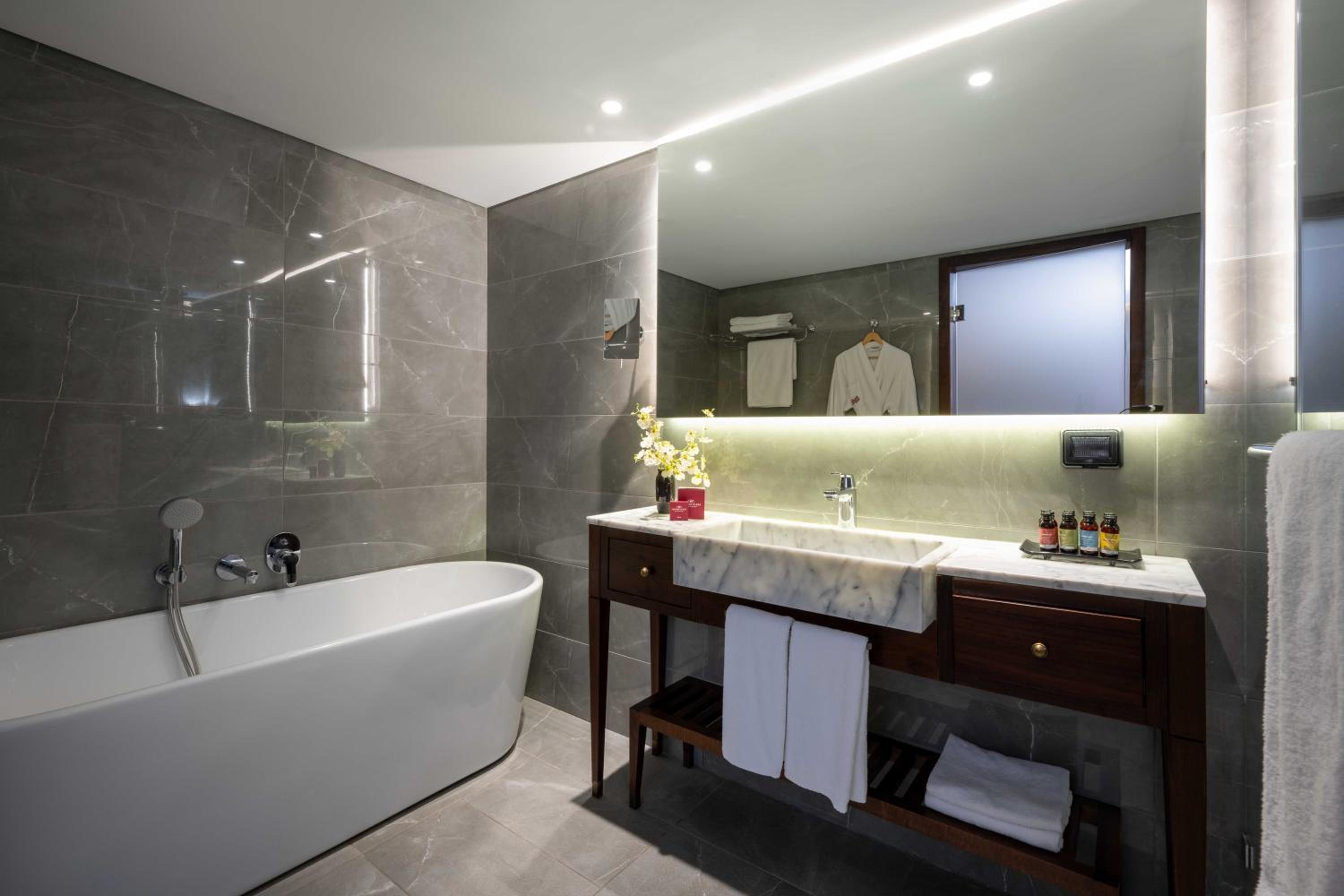 Junior King Suite - Lounge Access - Photo 3