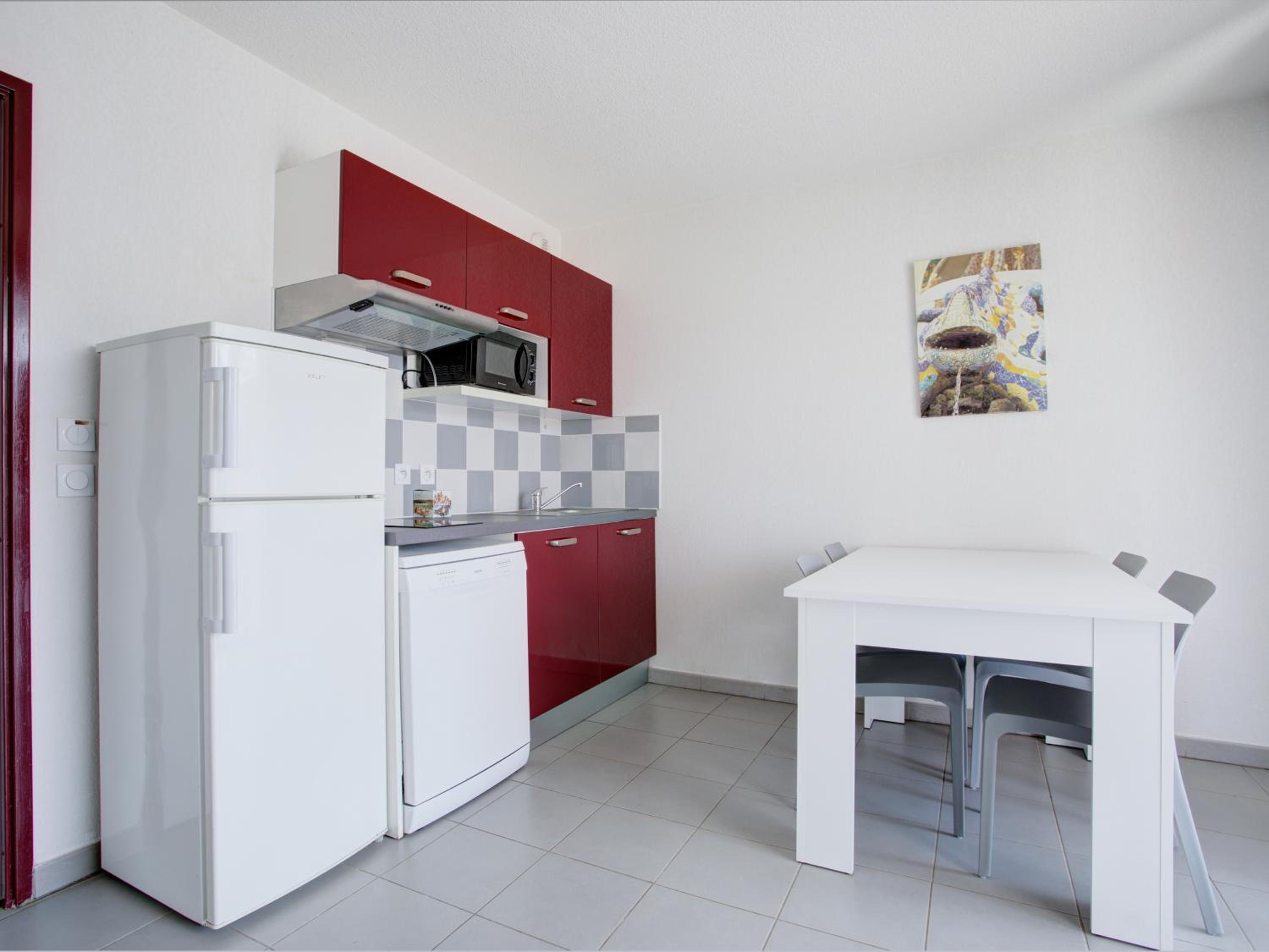 One-Bedroom Apartment - 6 Adults with Air-Conditioning photo 3