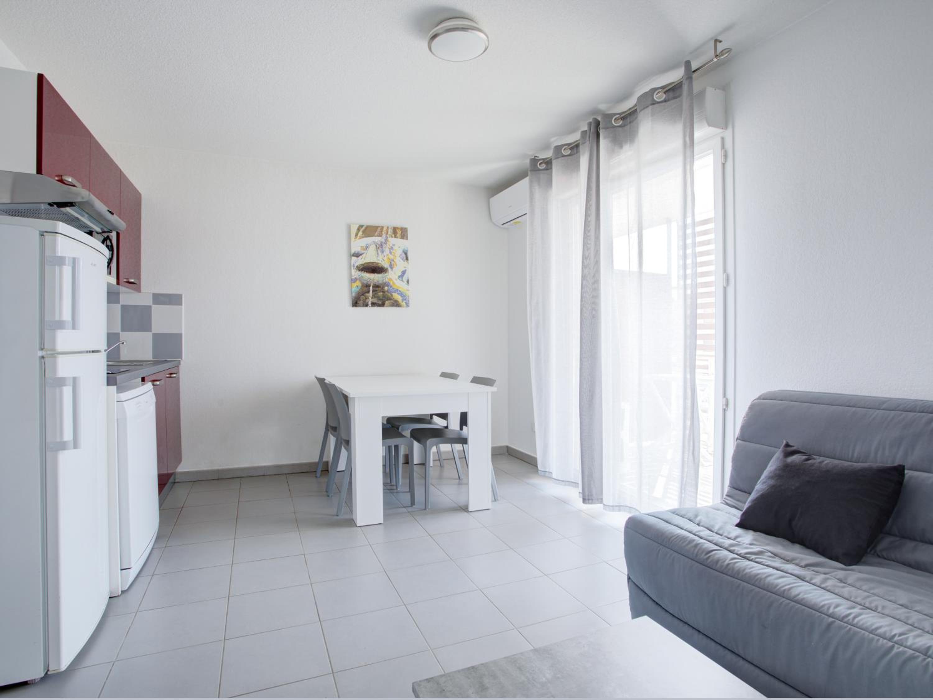 One-Bedroom Apartment - 6 Adults with Air-Conditioning photo 2