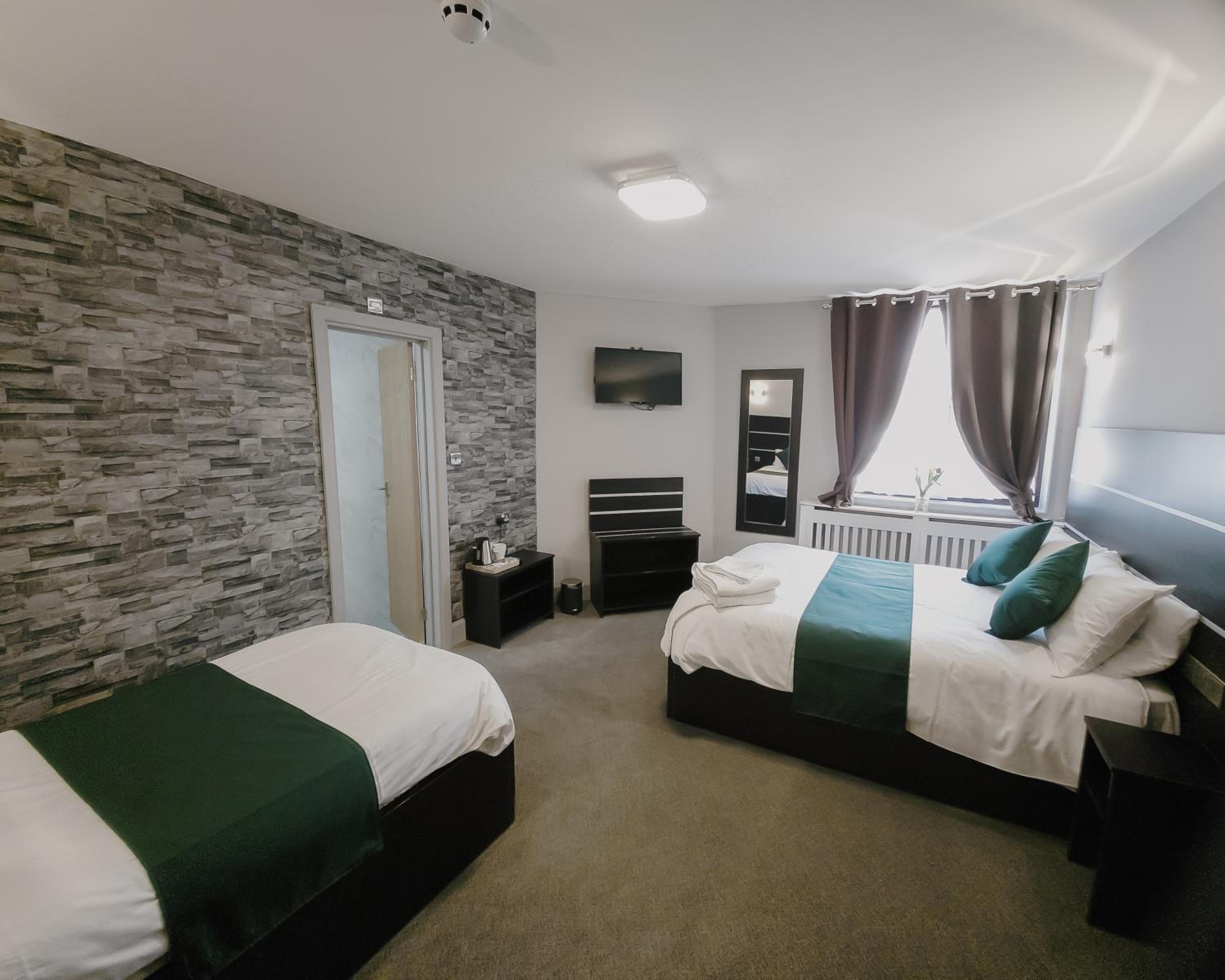 Standard Room with One Double Bed and One Single Bed - Non-Smoking - Photo 11