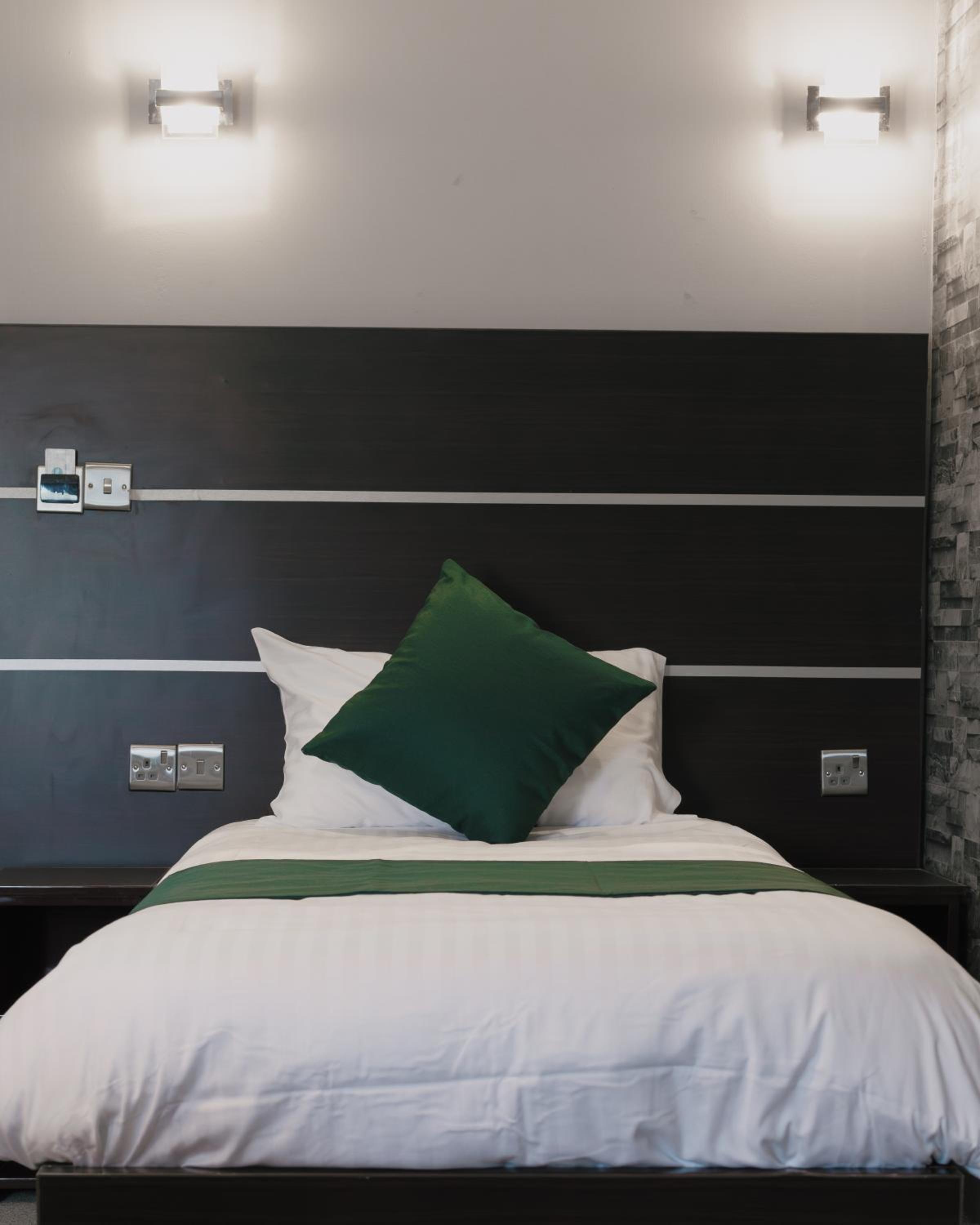 Standard Room with One Double Bed and One Single Bed - Non-Smoking - Photo 12