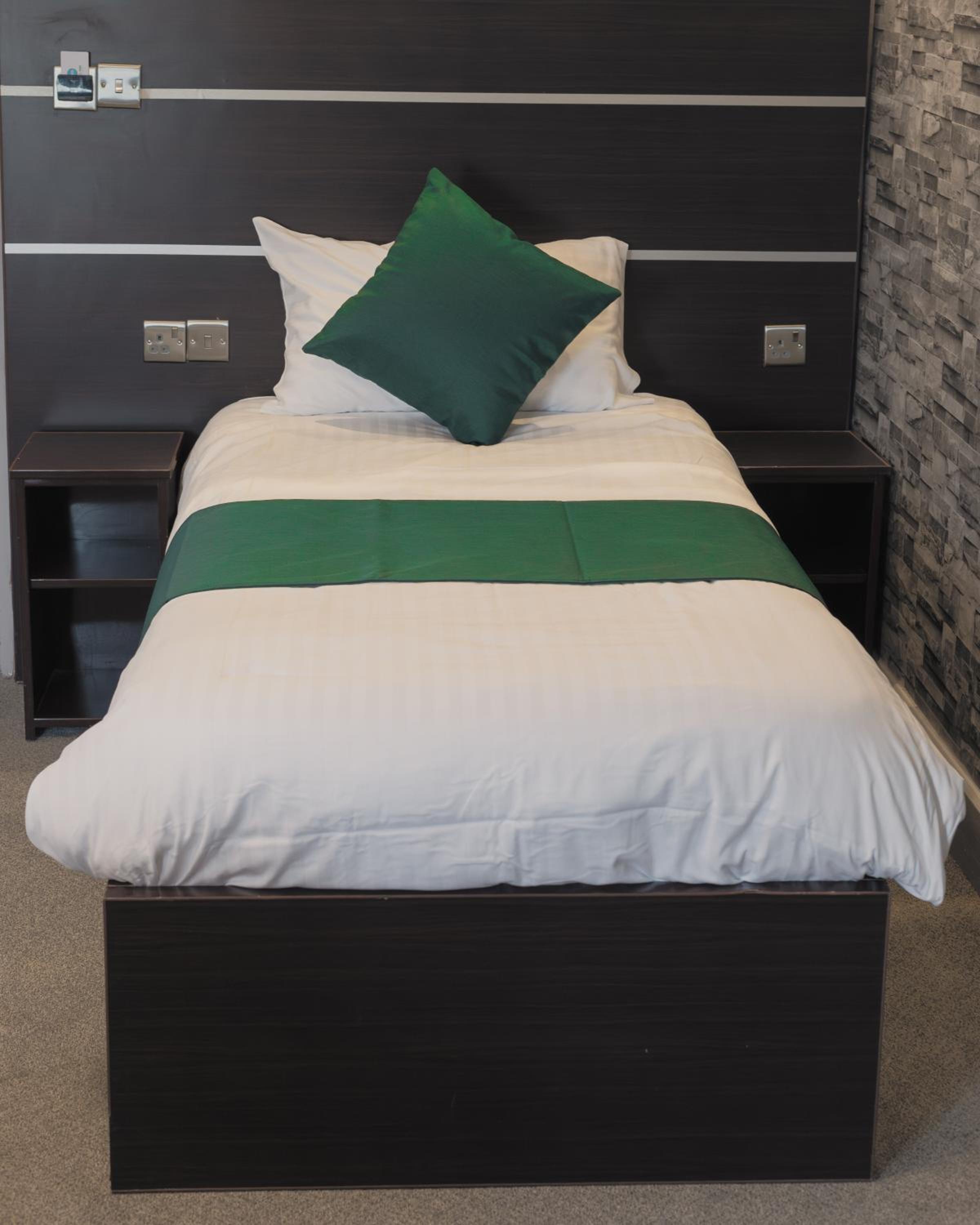 Standard Room with One Double Bed and One Single Bed - Non-Smoking - Photo 7