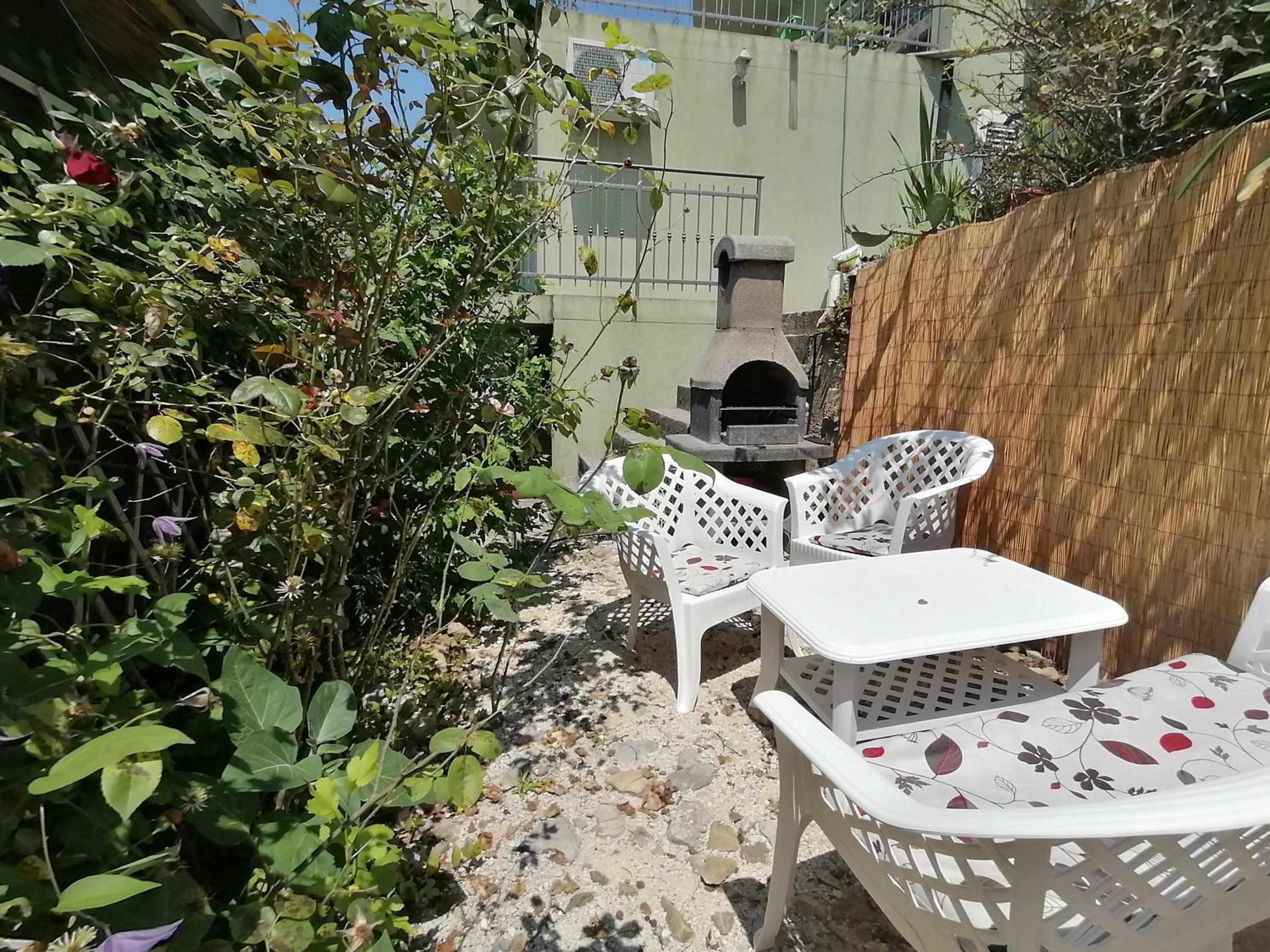 Apartment with Garden View