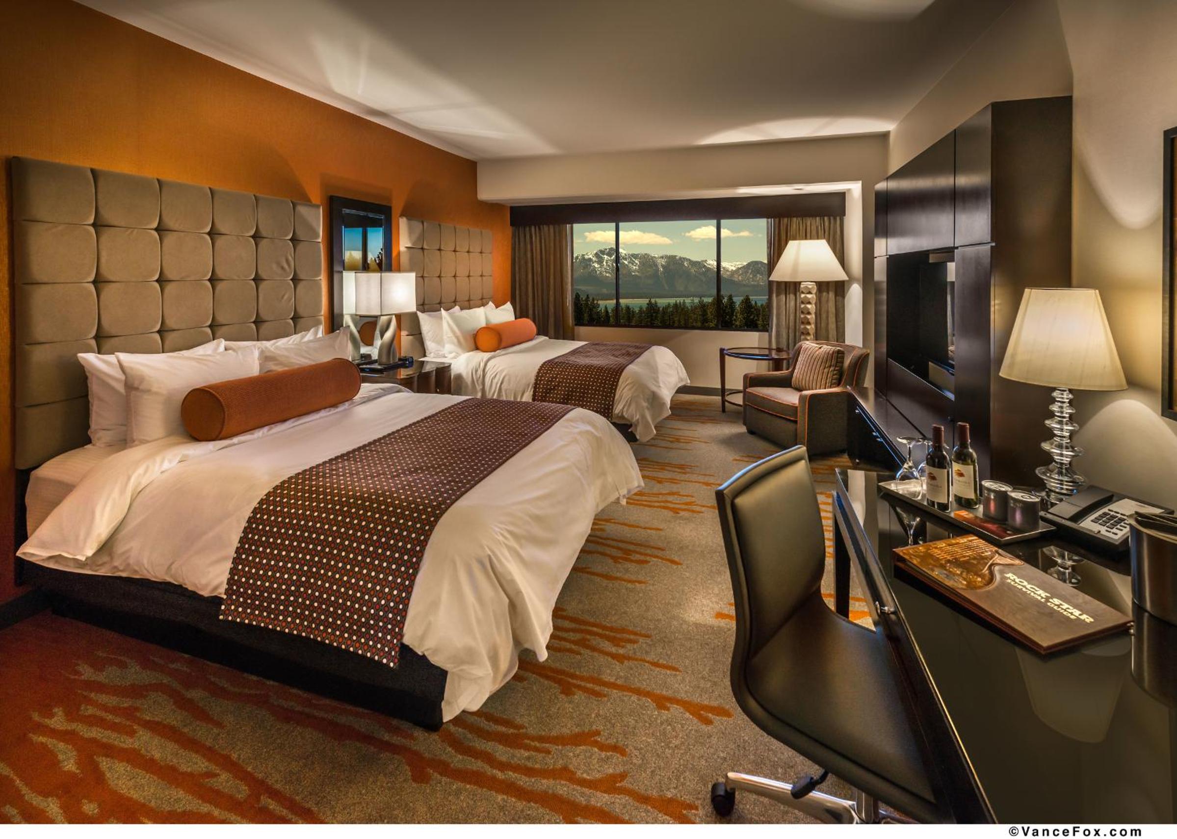 Queen Room with Lake View - Photo 1