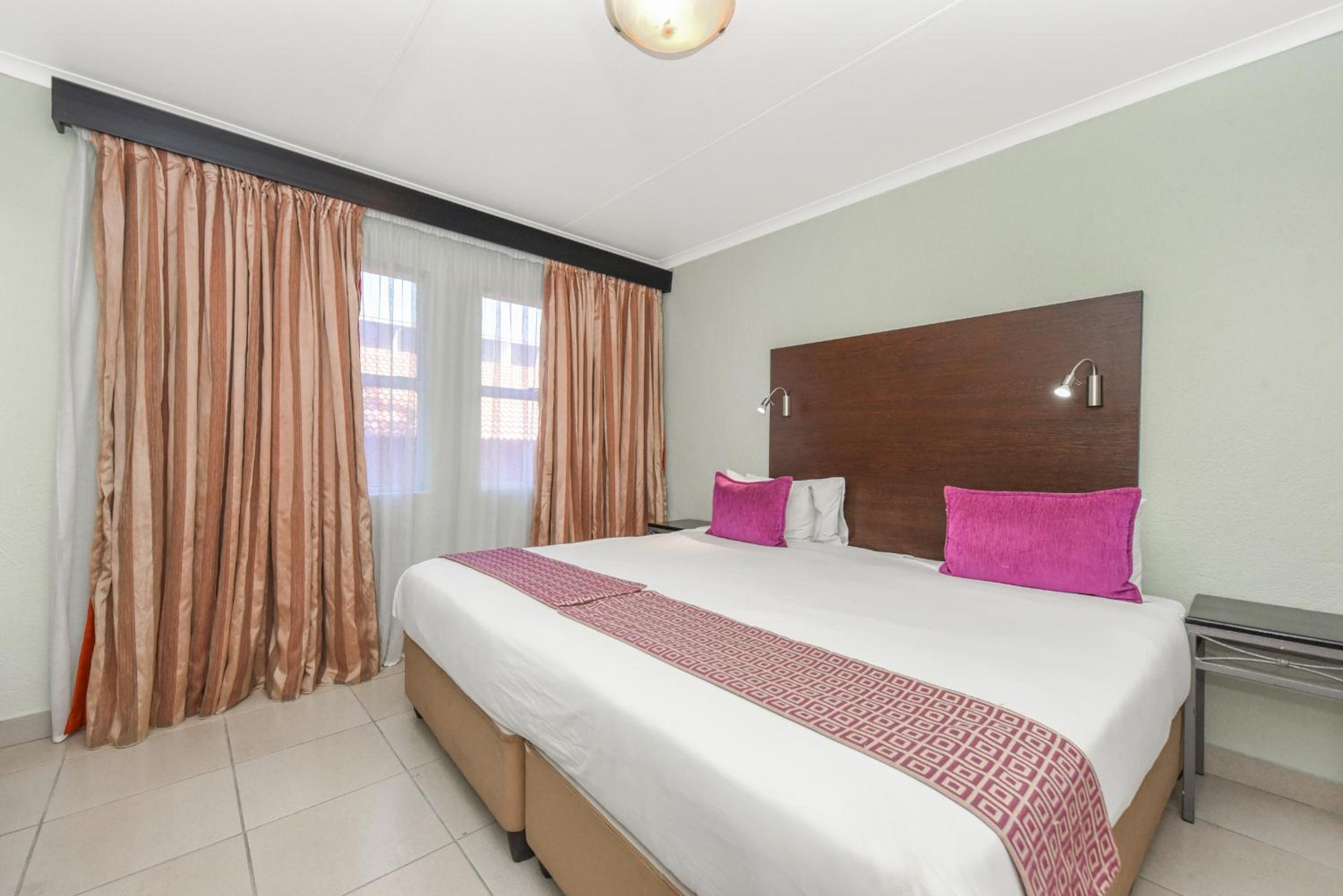 Superior Room with One Double and Two Single Beds - Photo 4