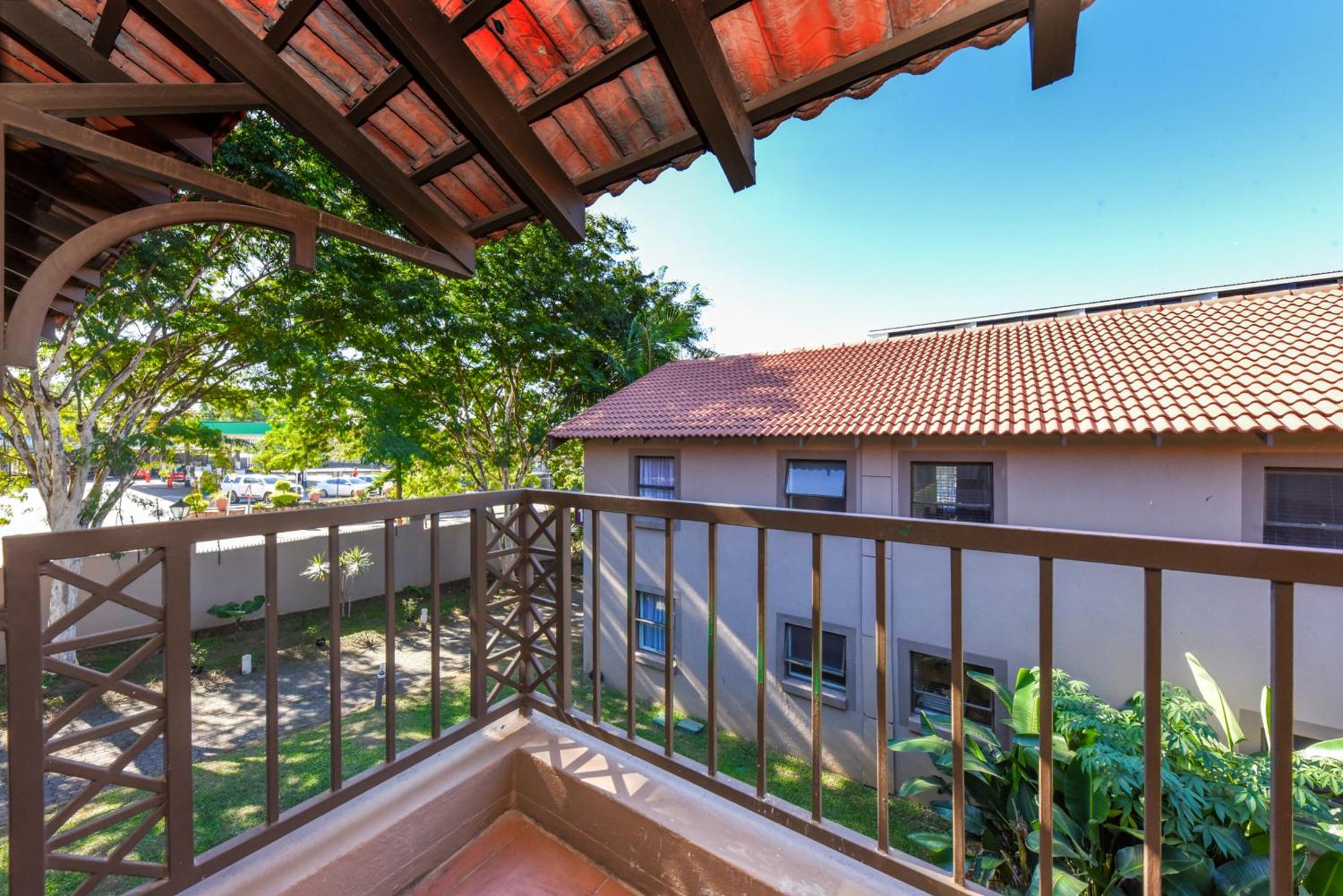Deluxe King Room with Balcony - Photo 6