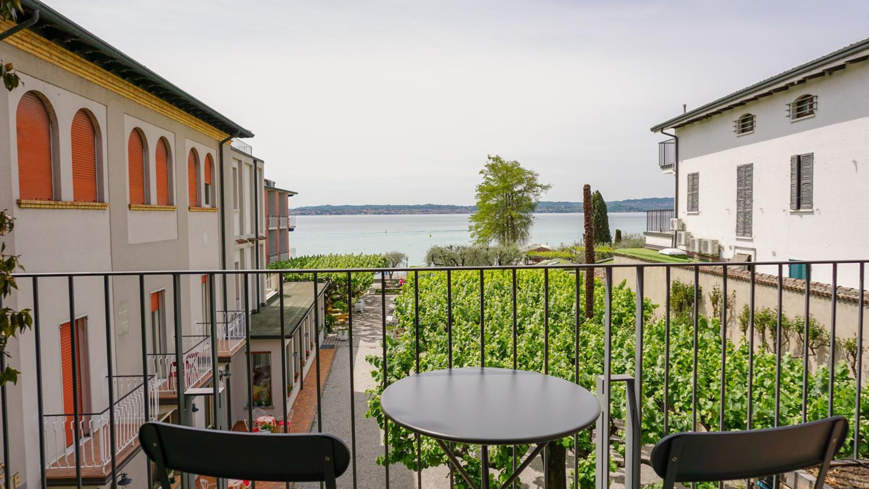 Superior Double or Twin Room with Balcony and Lake View - Photo 9