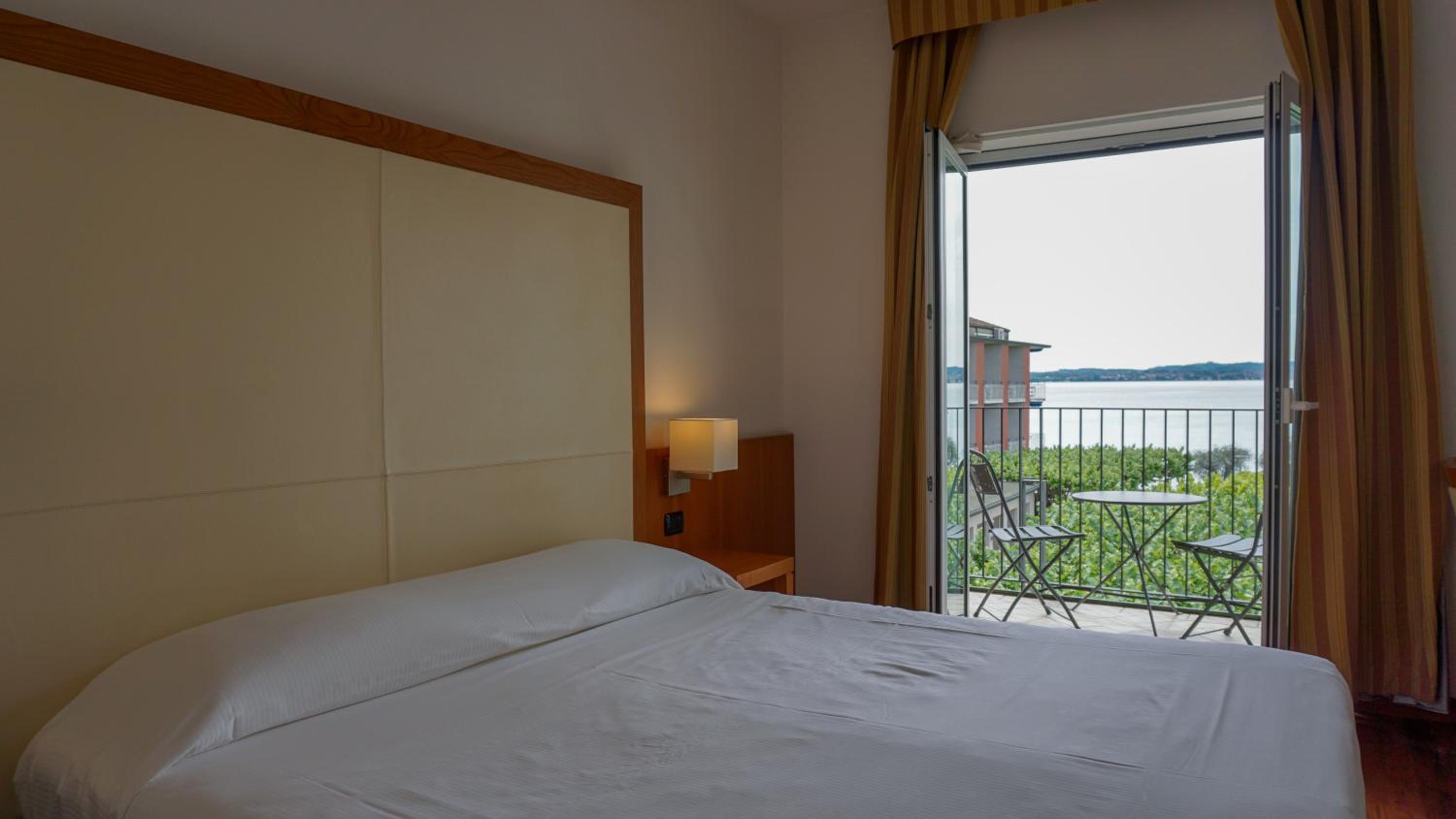 Comfort Double or Twin Room with Balcony and Partial Lake View - Photo 7