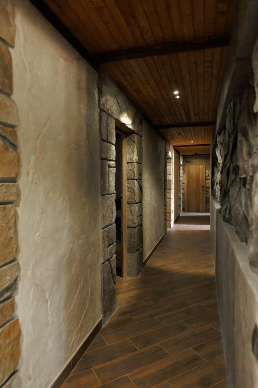 Five-Bedroom House photo 1