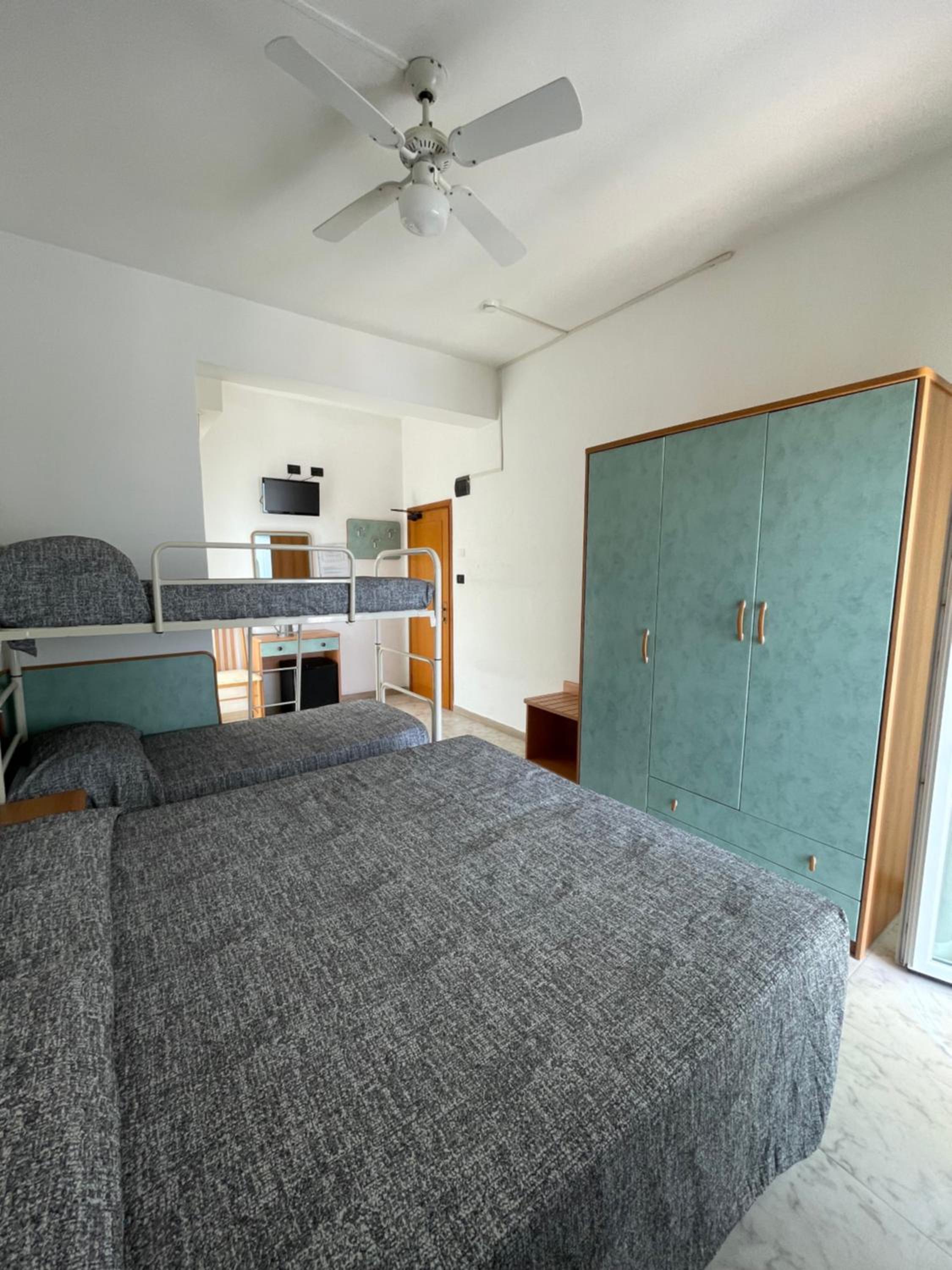 Classic Quadruple Room with Side Sea View