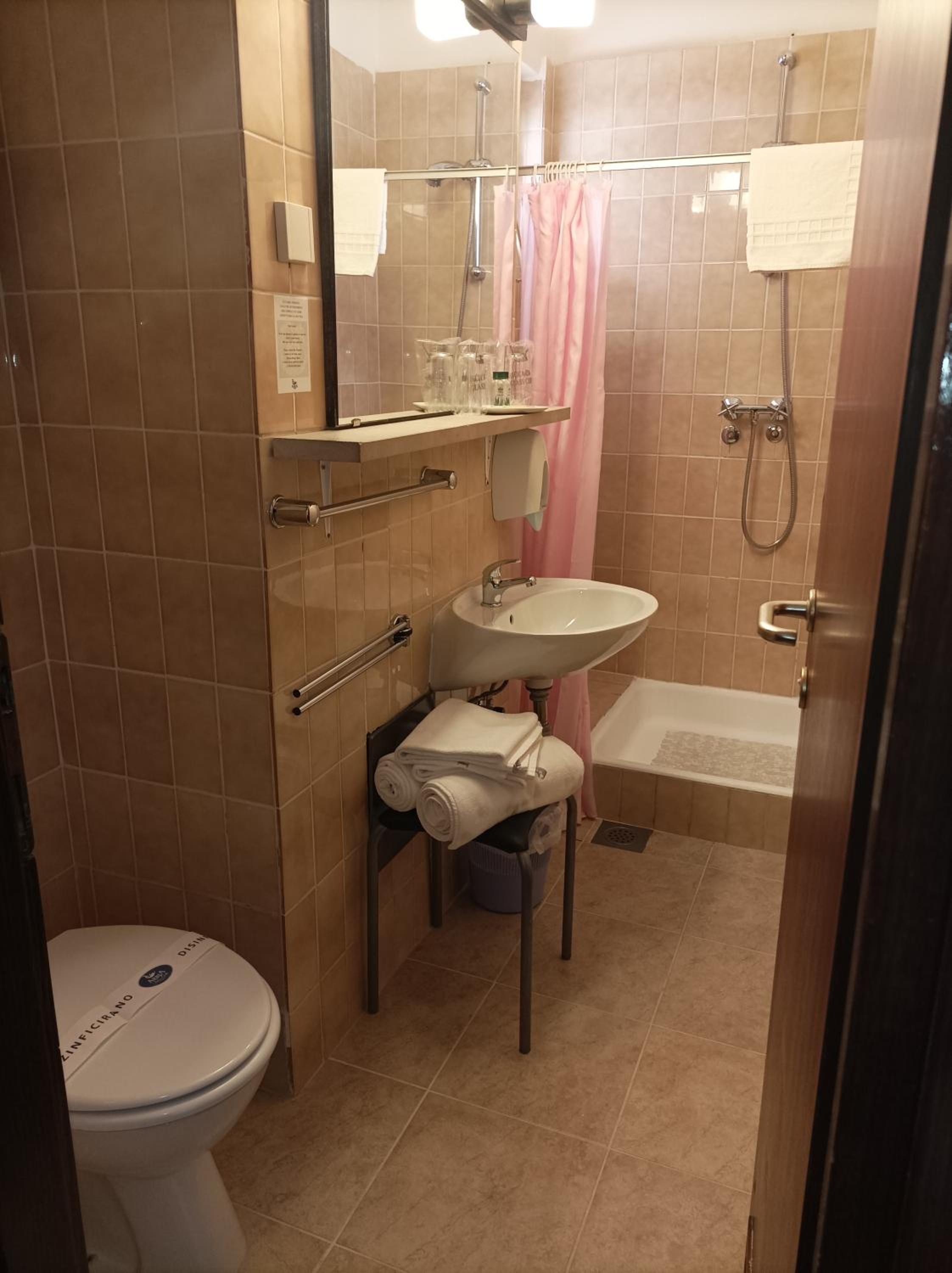 Double or Twin Room - Photo 5
