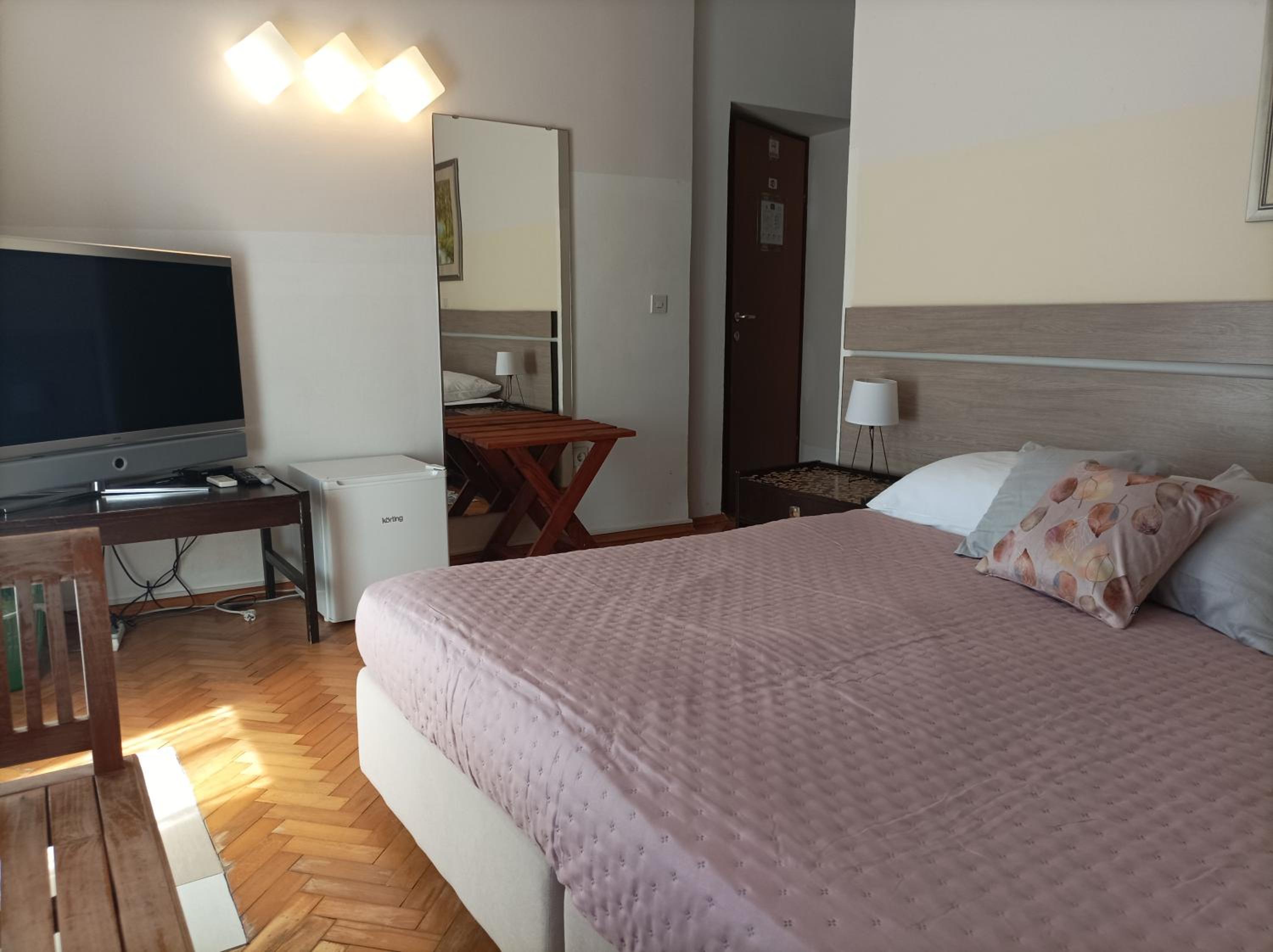 Double or Twin Room - Photo 6